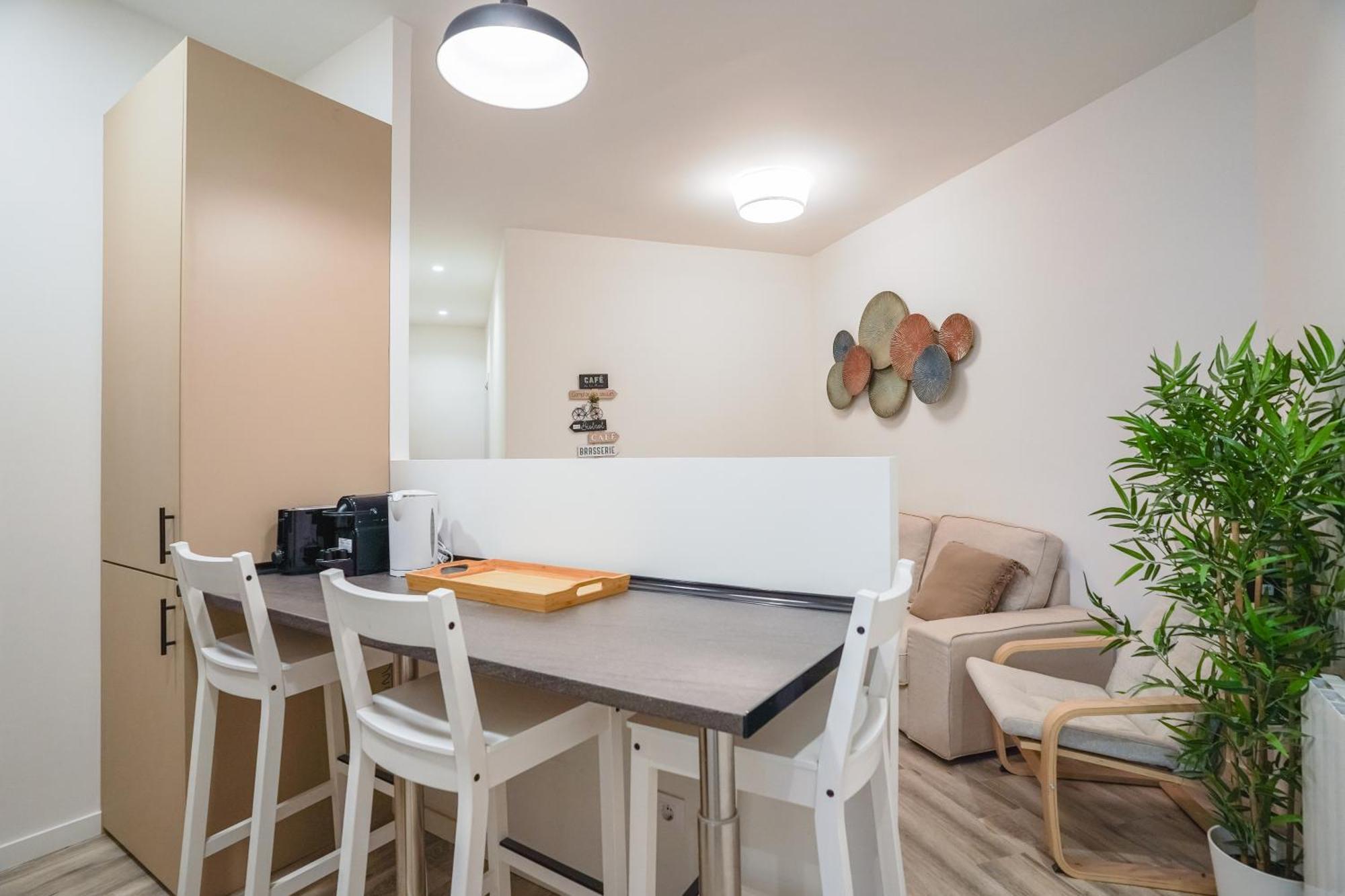 Modern And Cozy-3 Bedrooms 1 Bathroom-delicias Apartment