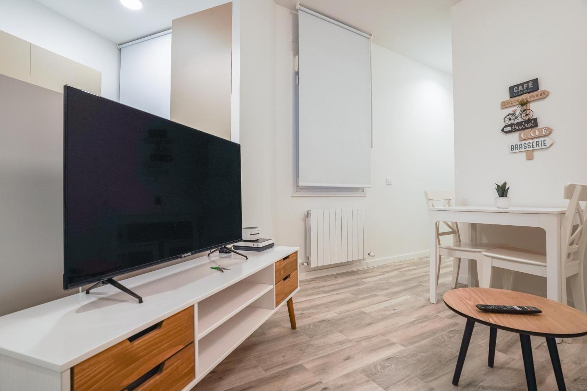Apartment Modern And Cozy-3 Bedrooms 1 Bathroom-delicias