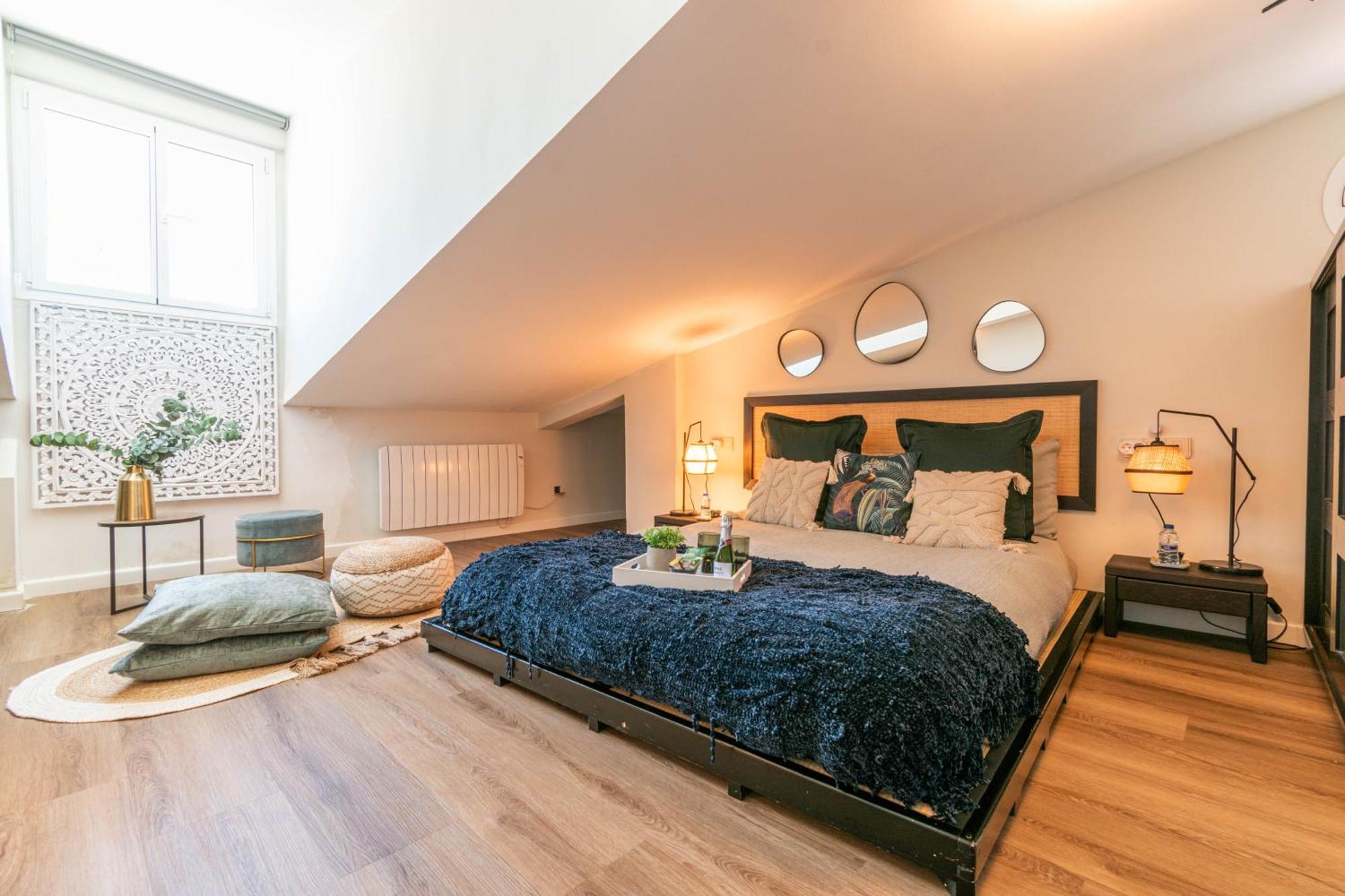 Authentic Experience -plaza Mayor 7min Walk - Spectacular View - Champagne Apartment