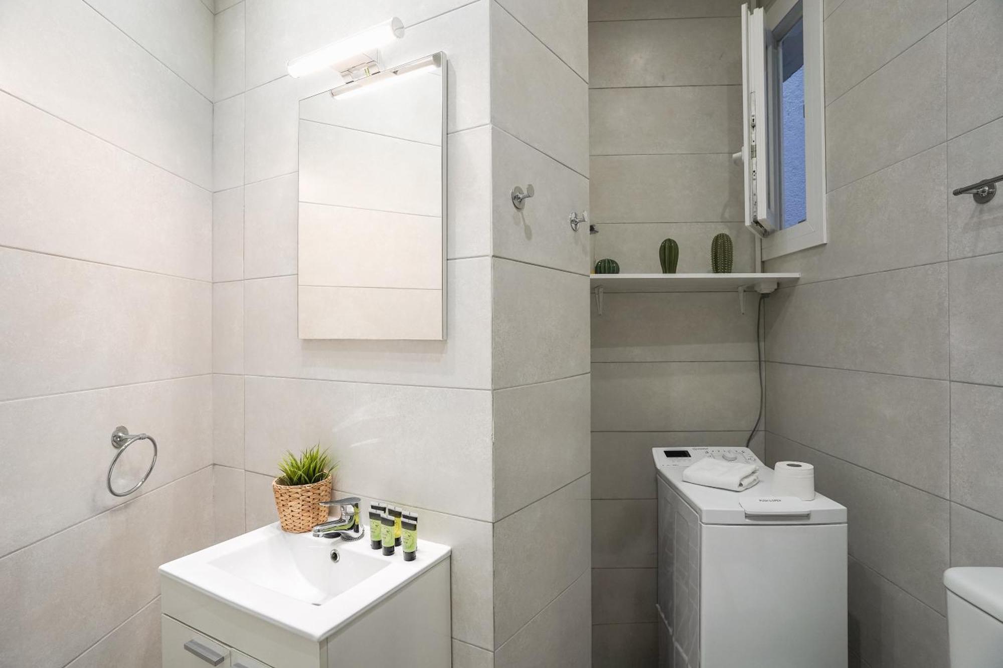 Cozy Apartment-1bedroom 1bath-chamberi Apartment *