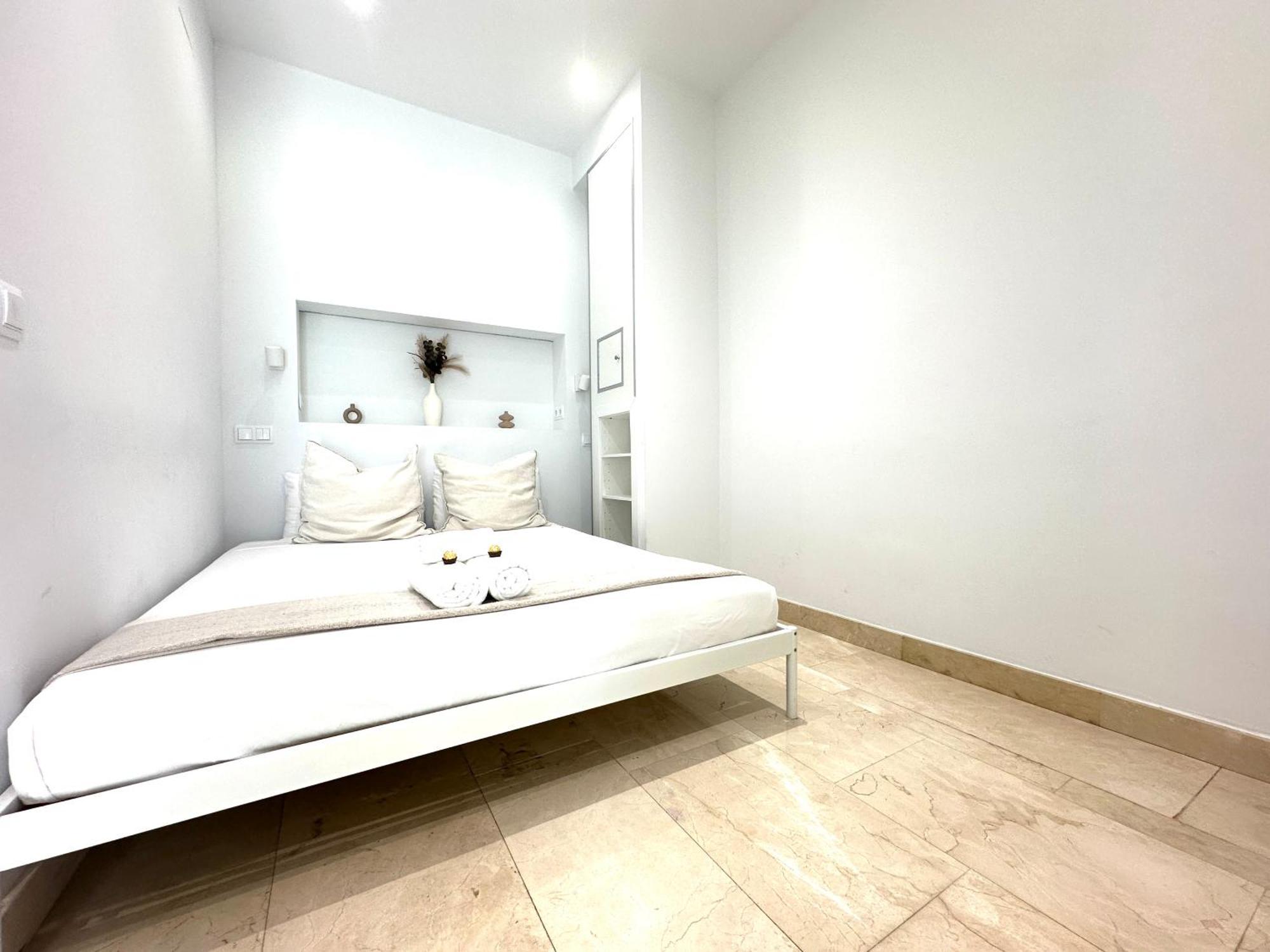 Andres Tamayo Av America Apartamento Madrid