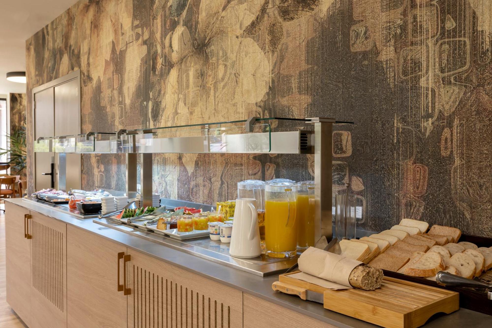 Hotel Rafaelhoteles Piramides 3*