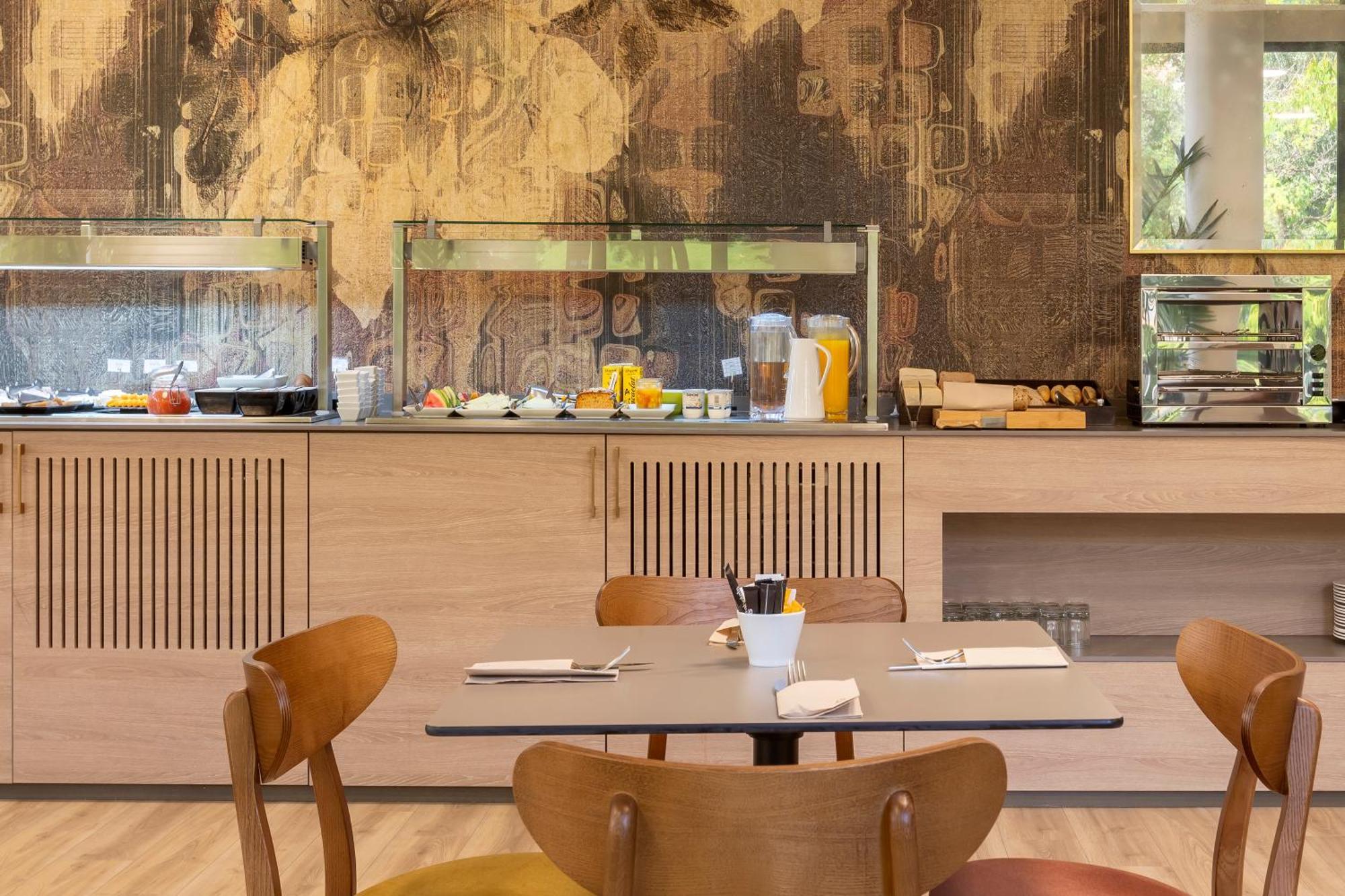 Rafaelhoteles Piramides Hotel 3*