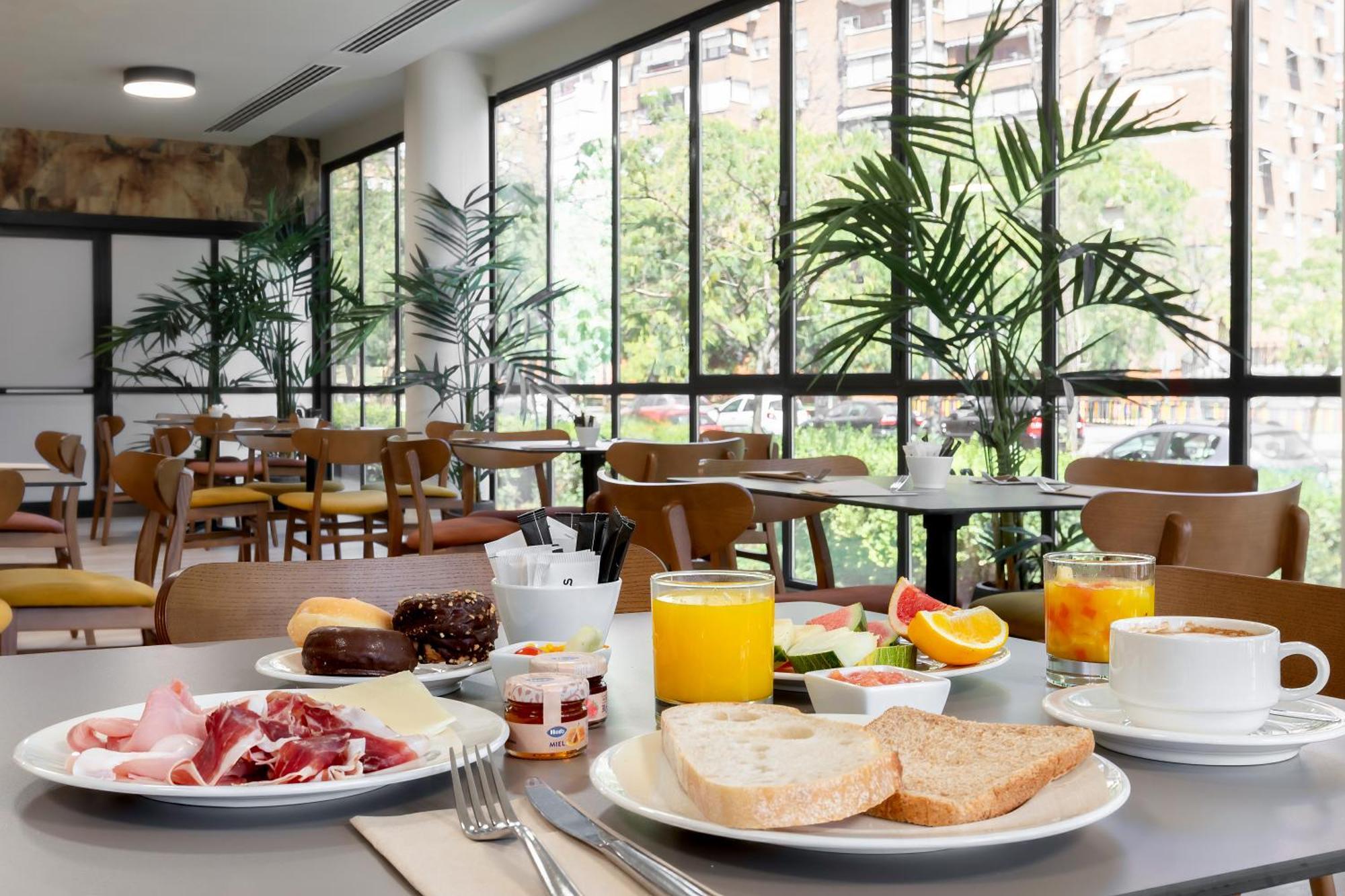 Rafaelhoteles Piramides Hotel Madrid