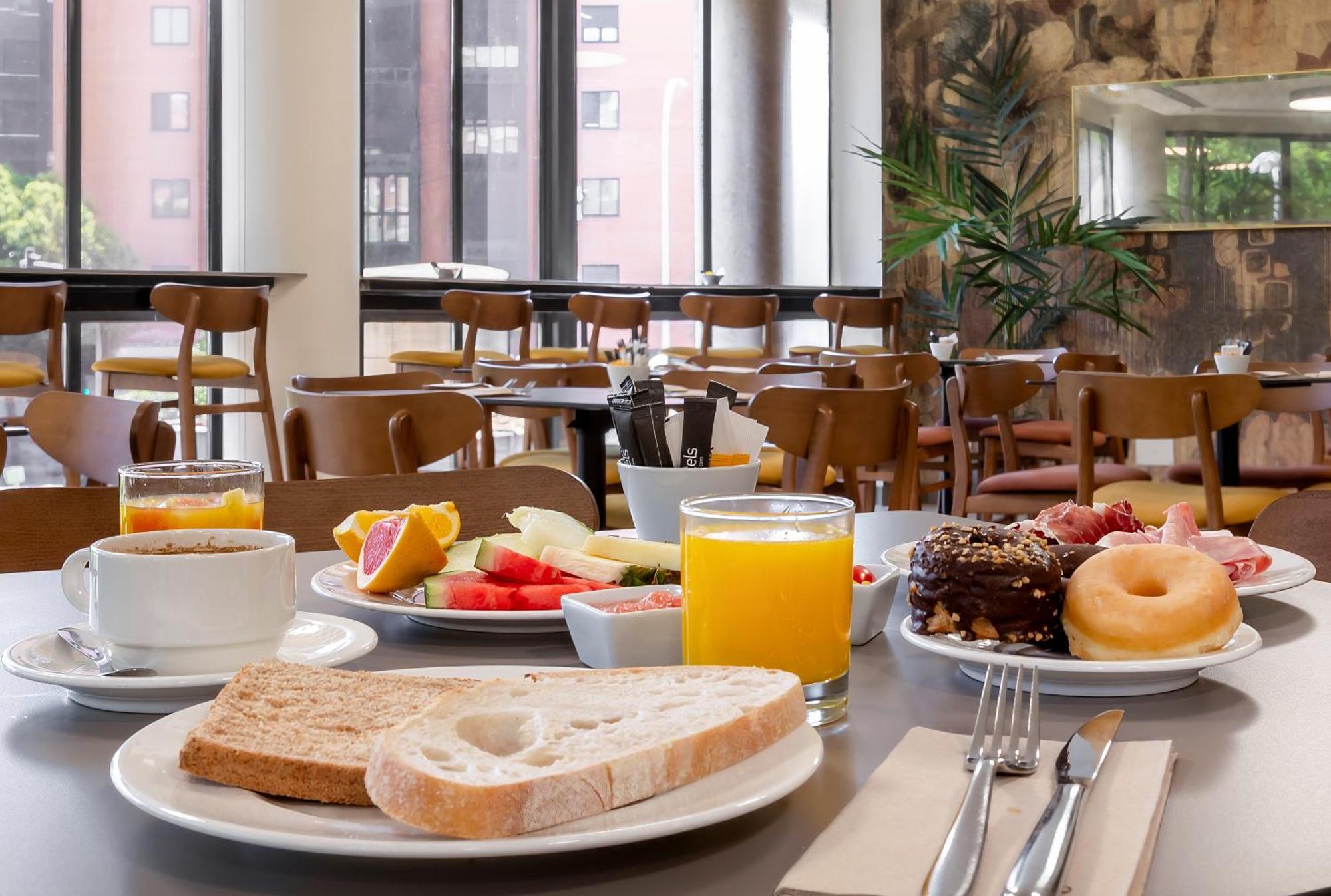 Rafaelhoteles Piramides 3* Madrid