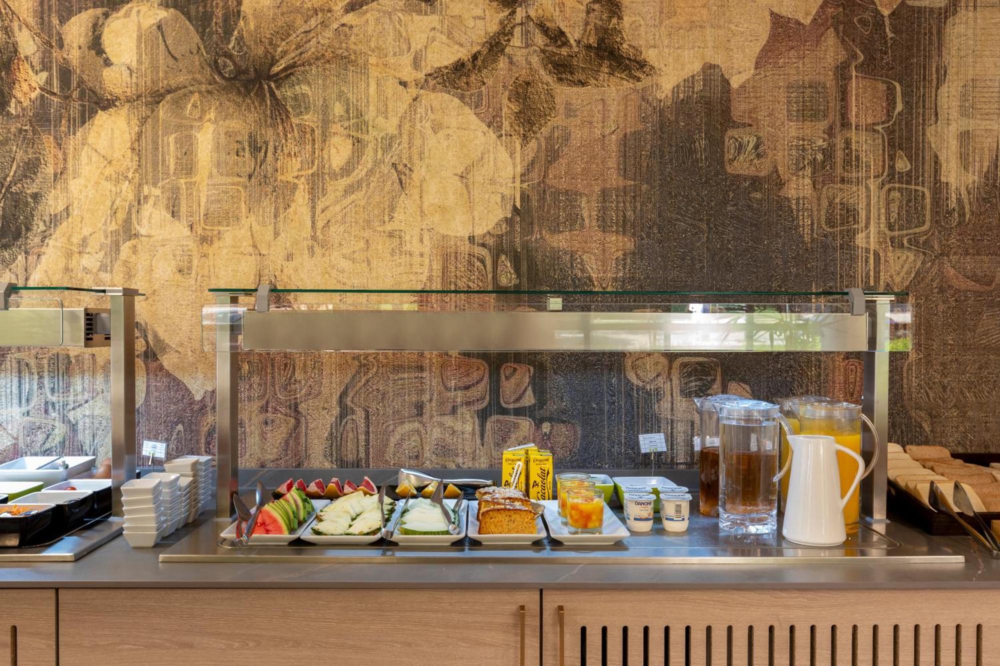 Rafaelhoteles Piramides Hotel 3*