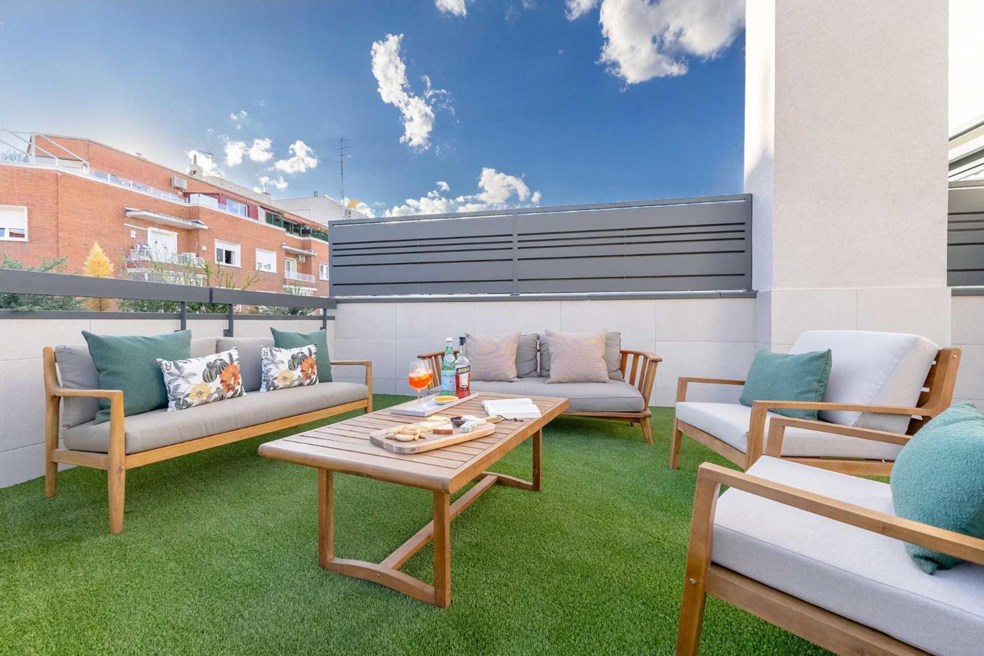 Duplex Con Piscina Y Garaje En Ciudad Jardin Madri