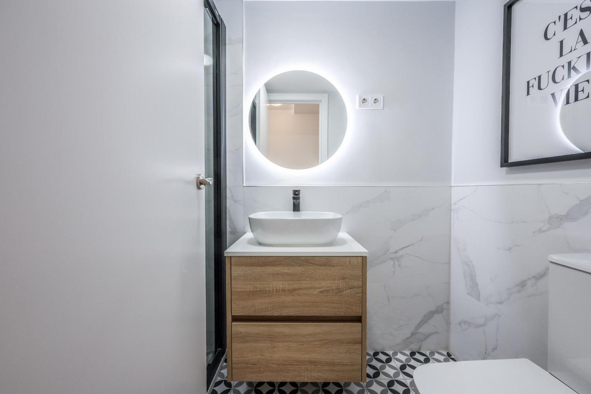 Apartamento Atico Reformado Con Terraza En Tirso De Molina 4 Personas *