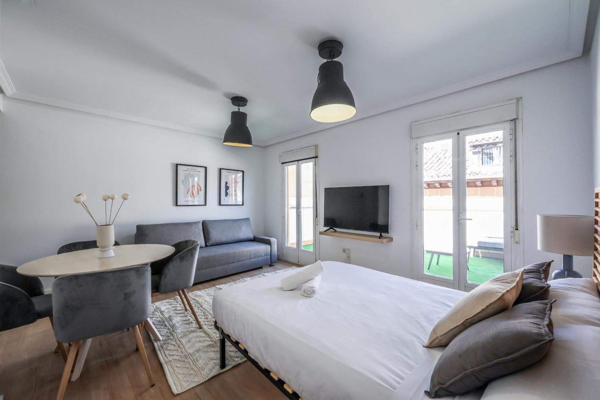 Apartamento Atico Reformado Con Terraza En Tirso De Molina 4 Personas Madri