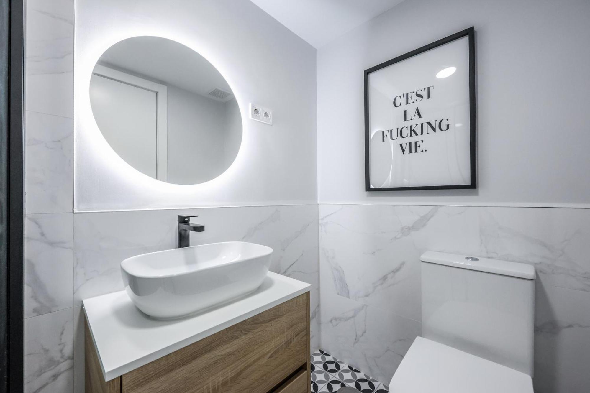 Apartamento Atico Reformado Con Terraza En Tirso De Molina 4 Personas *