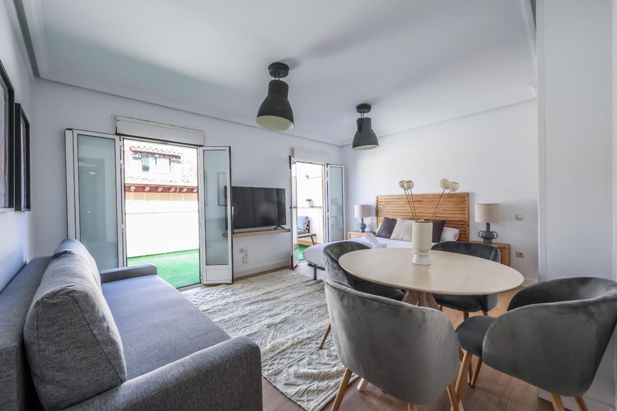 Apartamento Atico Reformado Con Terraza En Tirso De Molina 4 Personas Madri