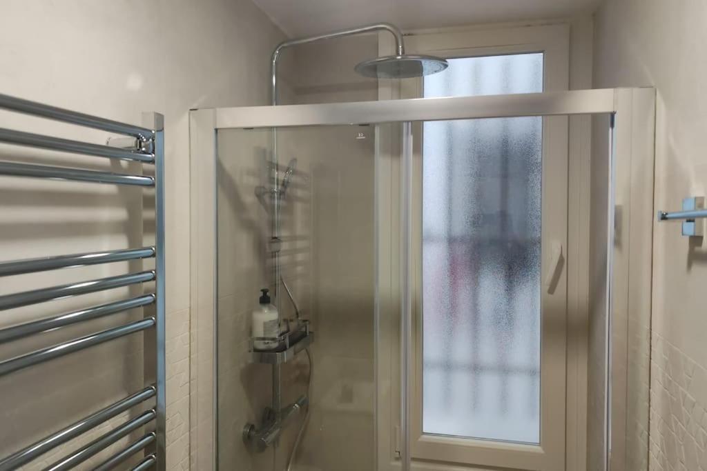 Entero Junto A Cuatro Caminos Con Licencia Del Ayto De Apartment