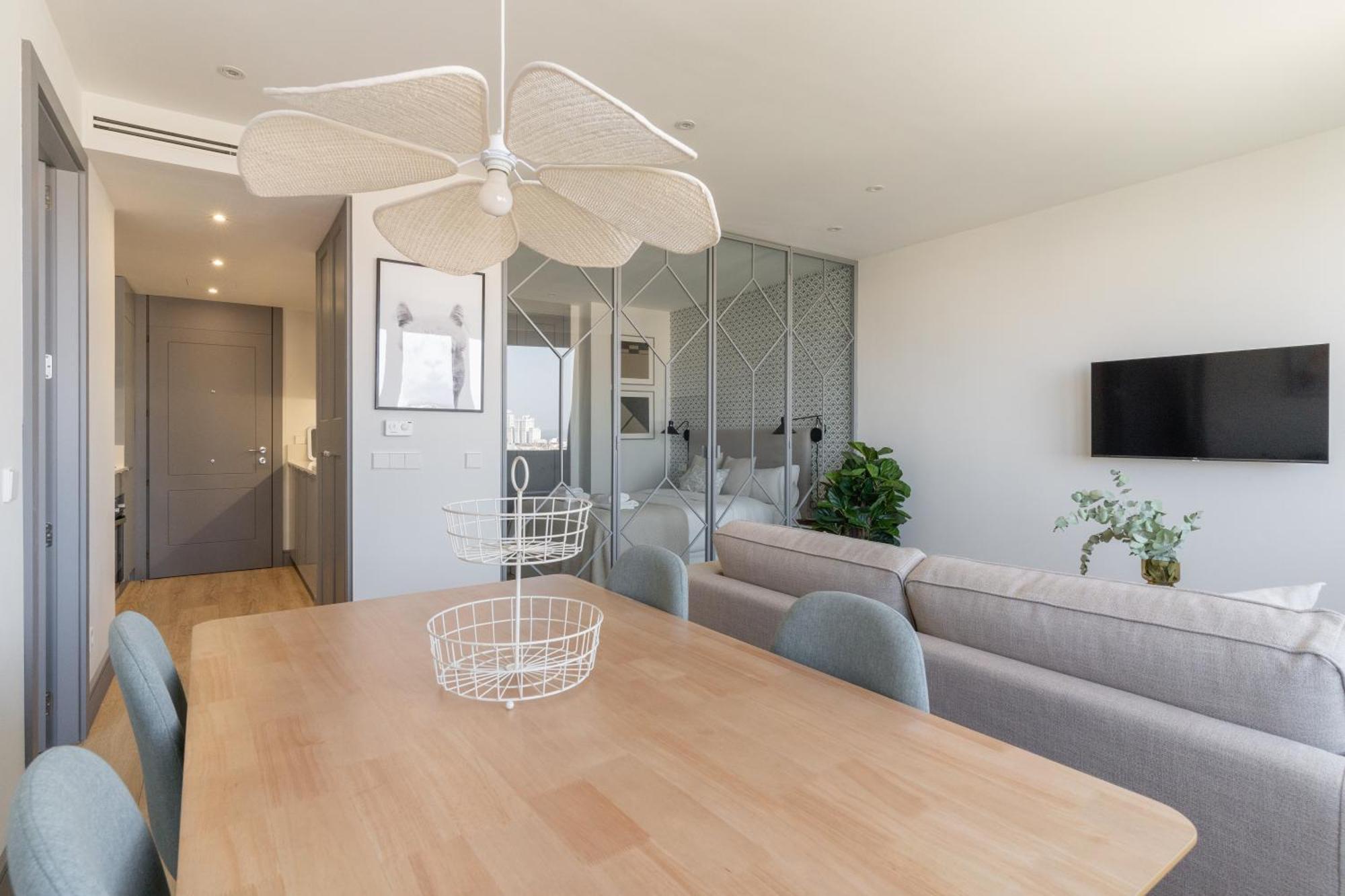 Modern And Bright-2bedrooms 1bathroom-colon Apartment *