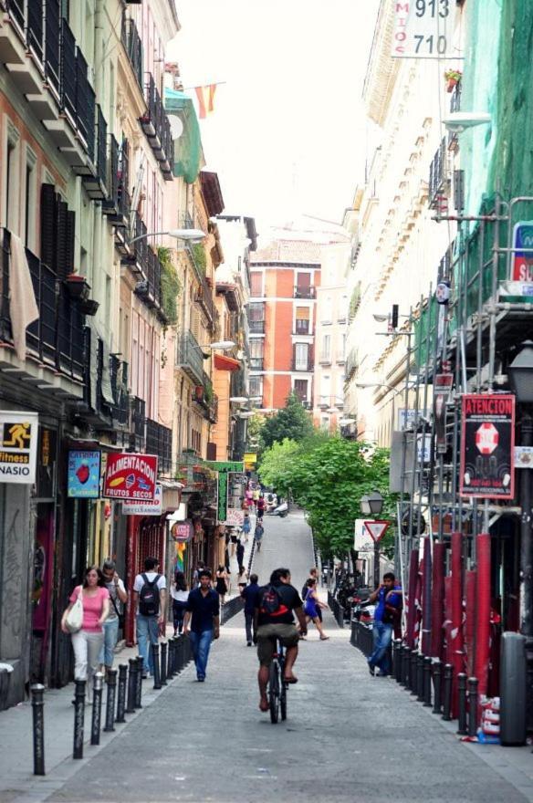 2 Personas En Pleno Centro De Madrid