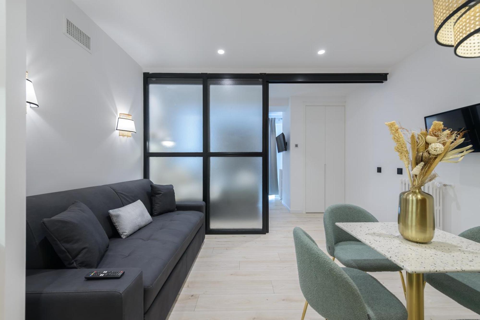 Deluxe Sol, By Monaro Apartment *