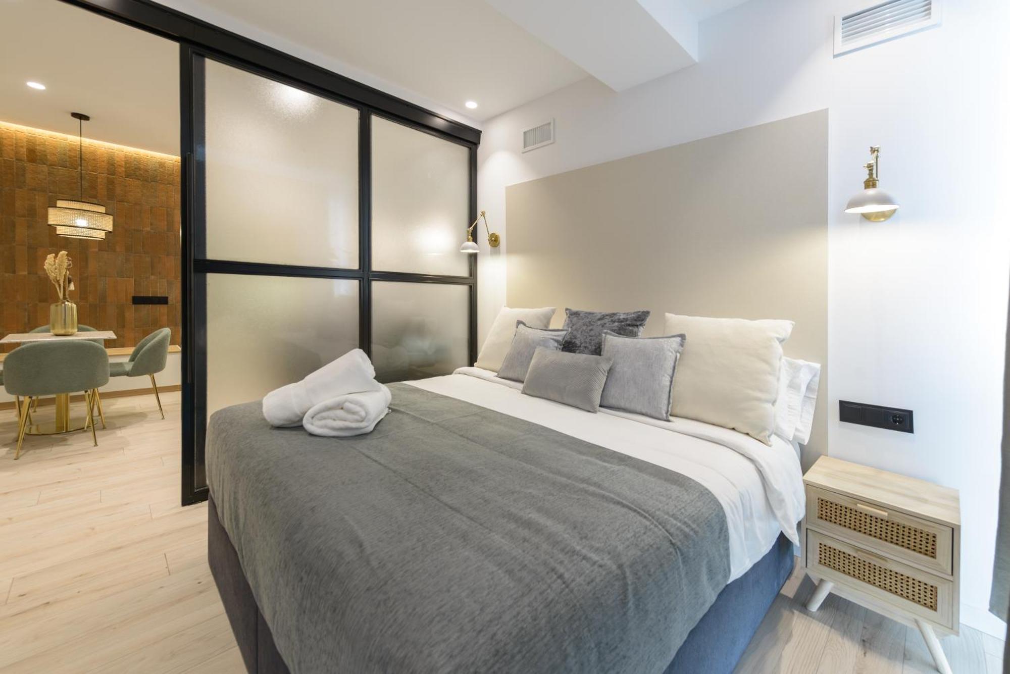 Apartment Deluxe Sol, By Monaro Madrid