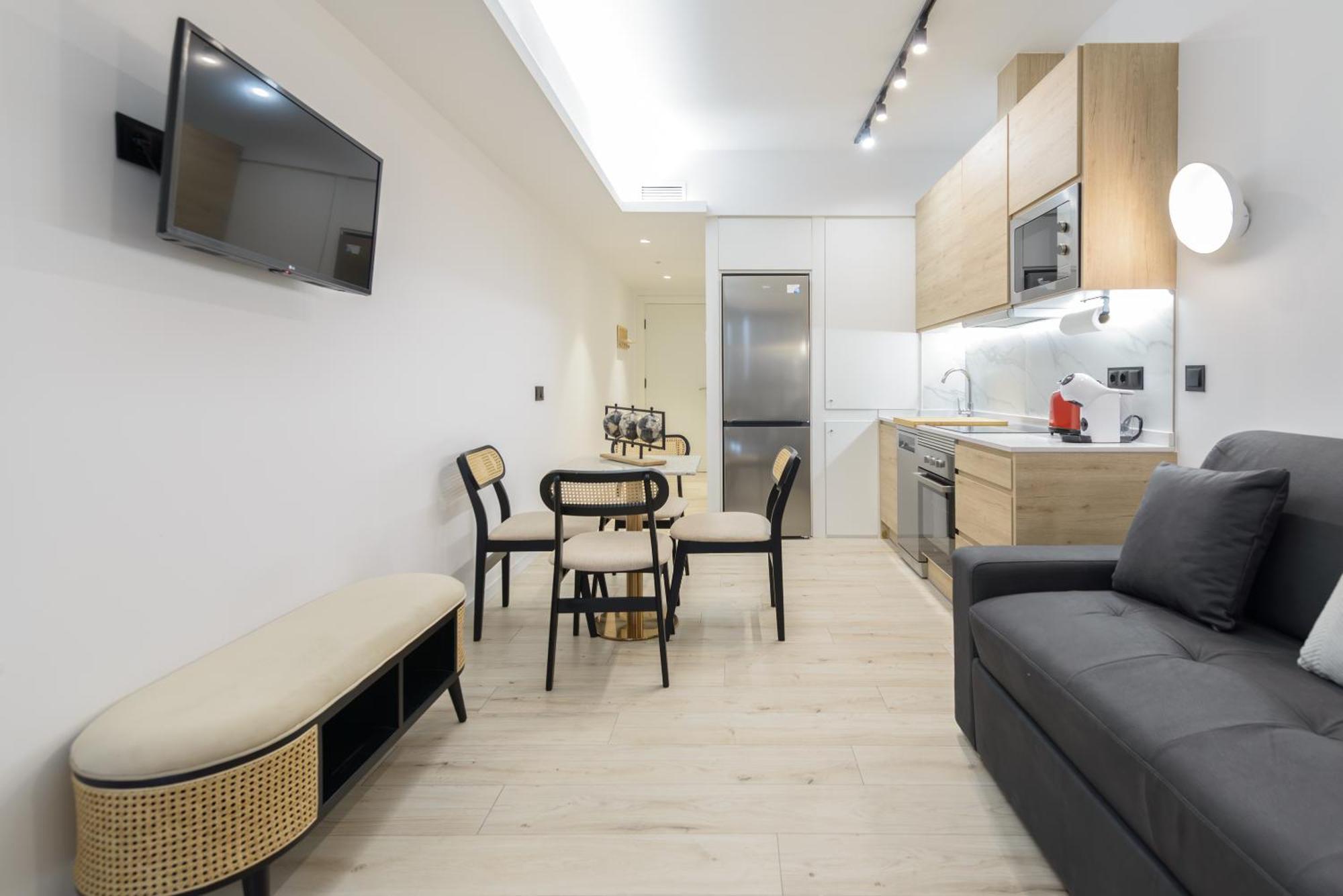 Deluxe Sol, By Monaro Apartment
