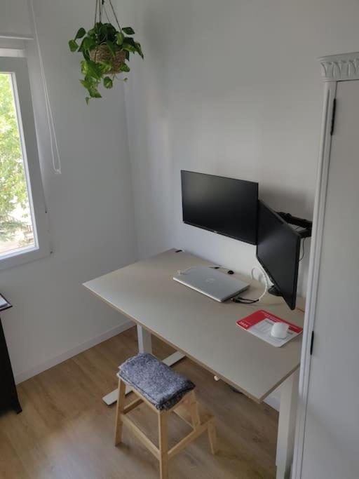Moderno Con Oficina Y Balcon Lejlighed Madrid