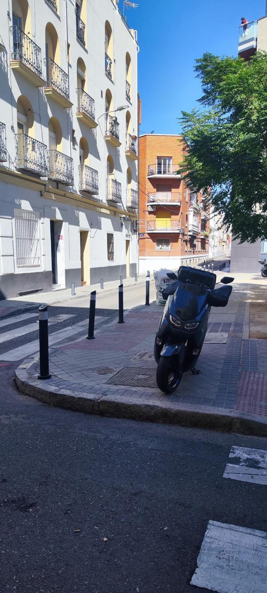 Entero Junto A Cuatro Caminos Con Licencia Del Ayto De *
