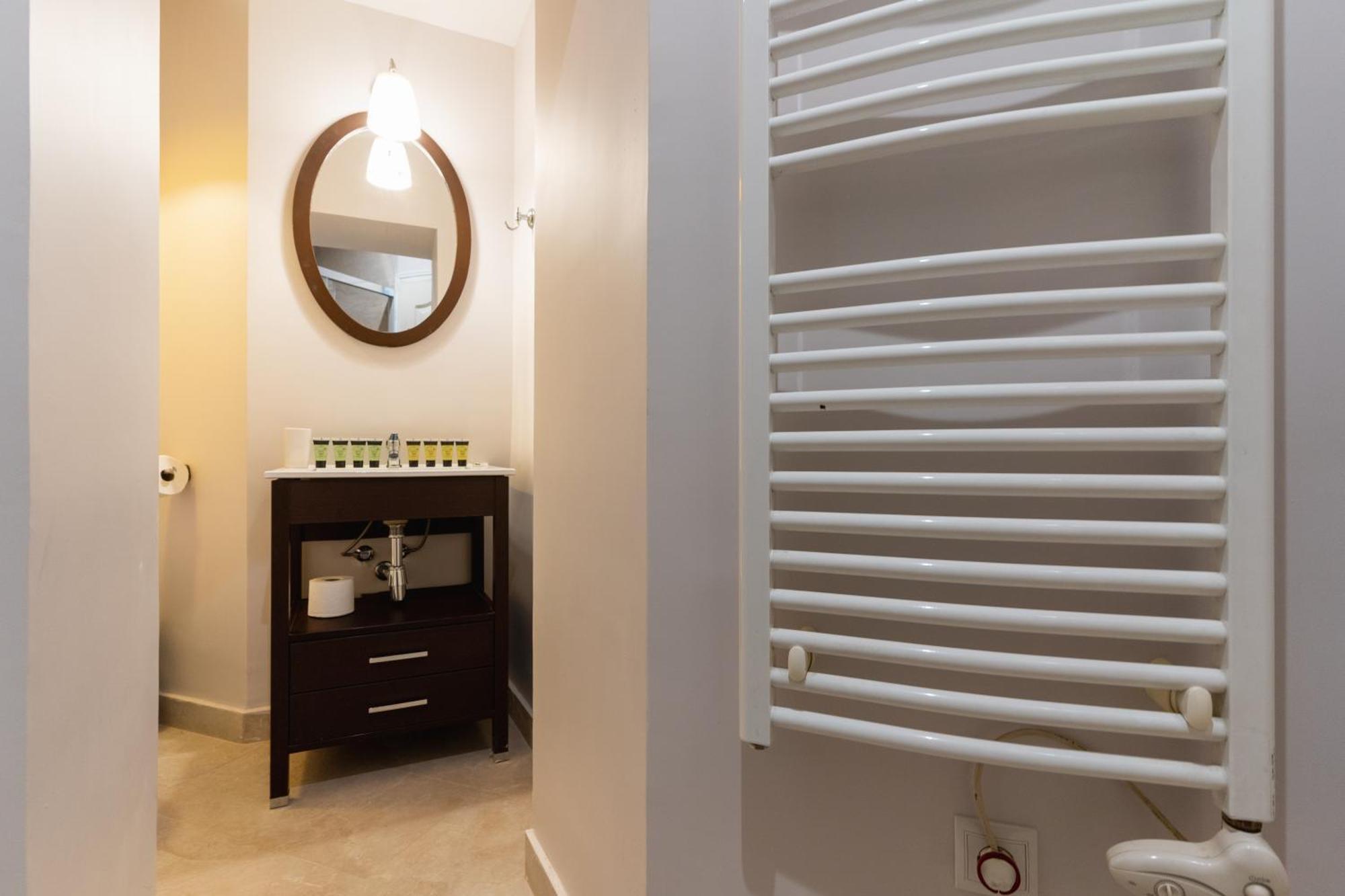 Bright Cozy-2bedrooms 1bath-anton Martin