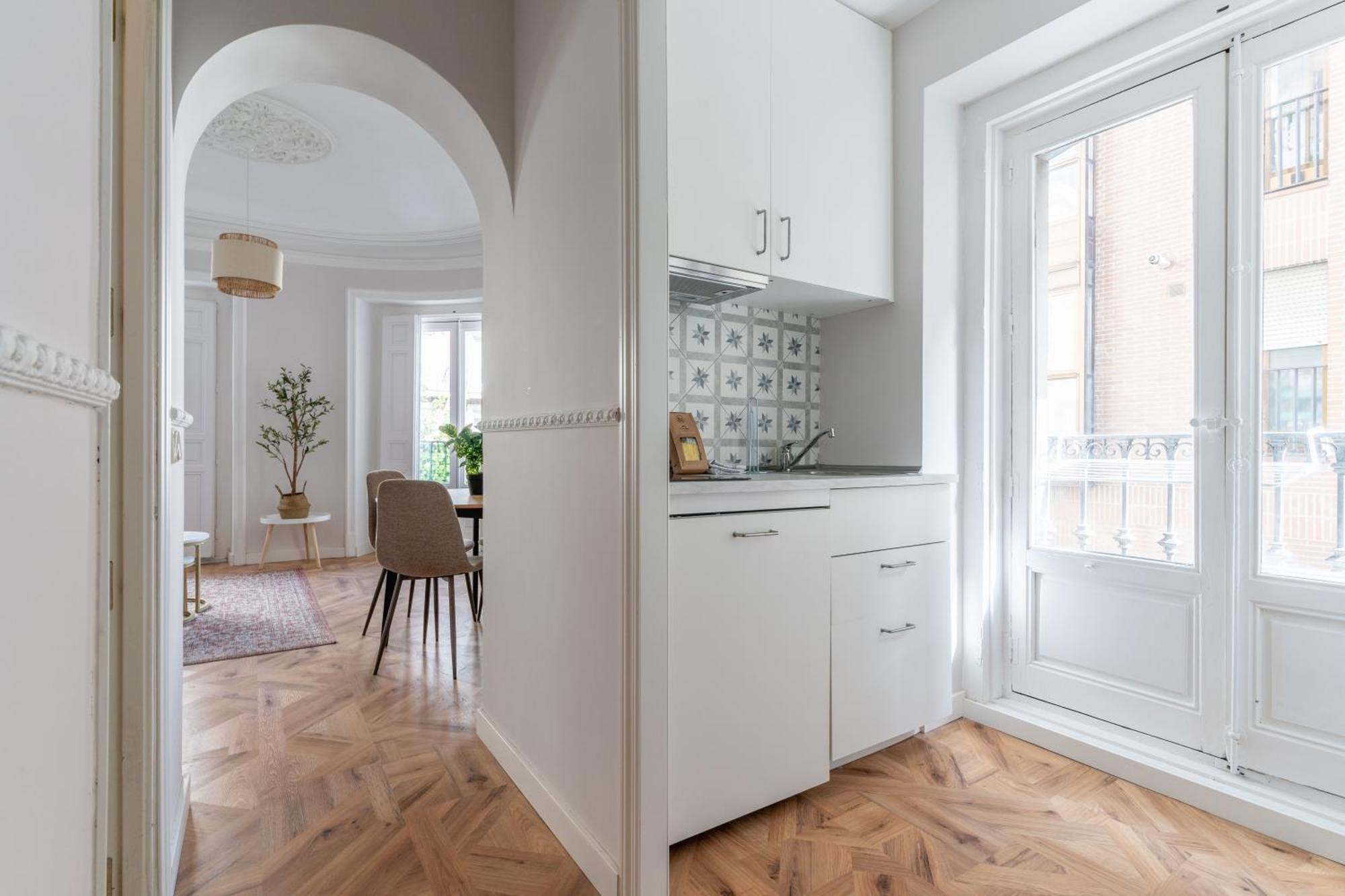 Bright Cozy-2bedrooms 1bath-anton Martin *