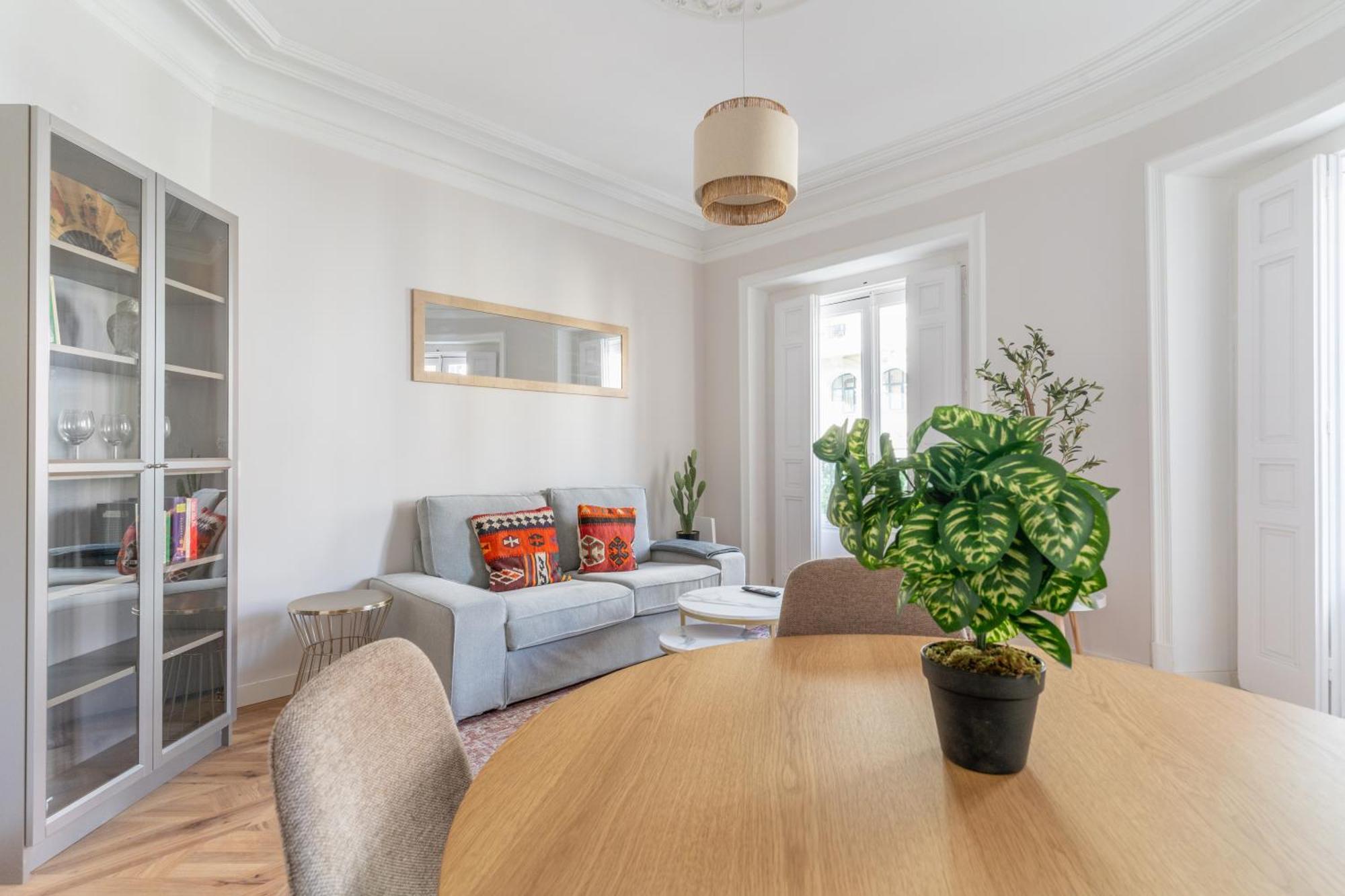 Bright Cozy-2bedrooms 1bath-anton Martin