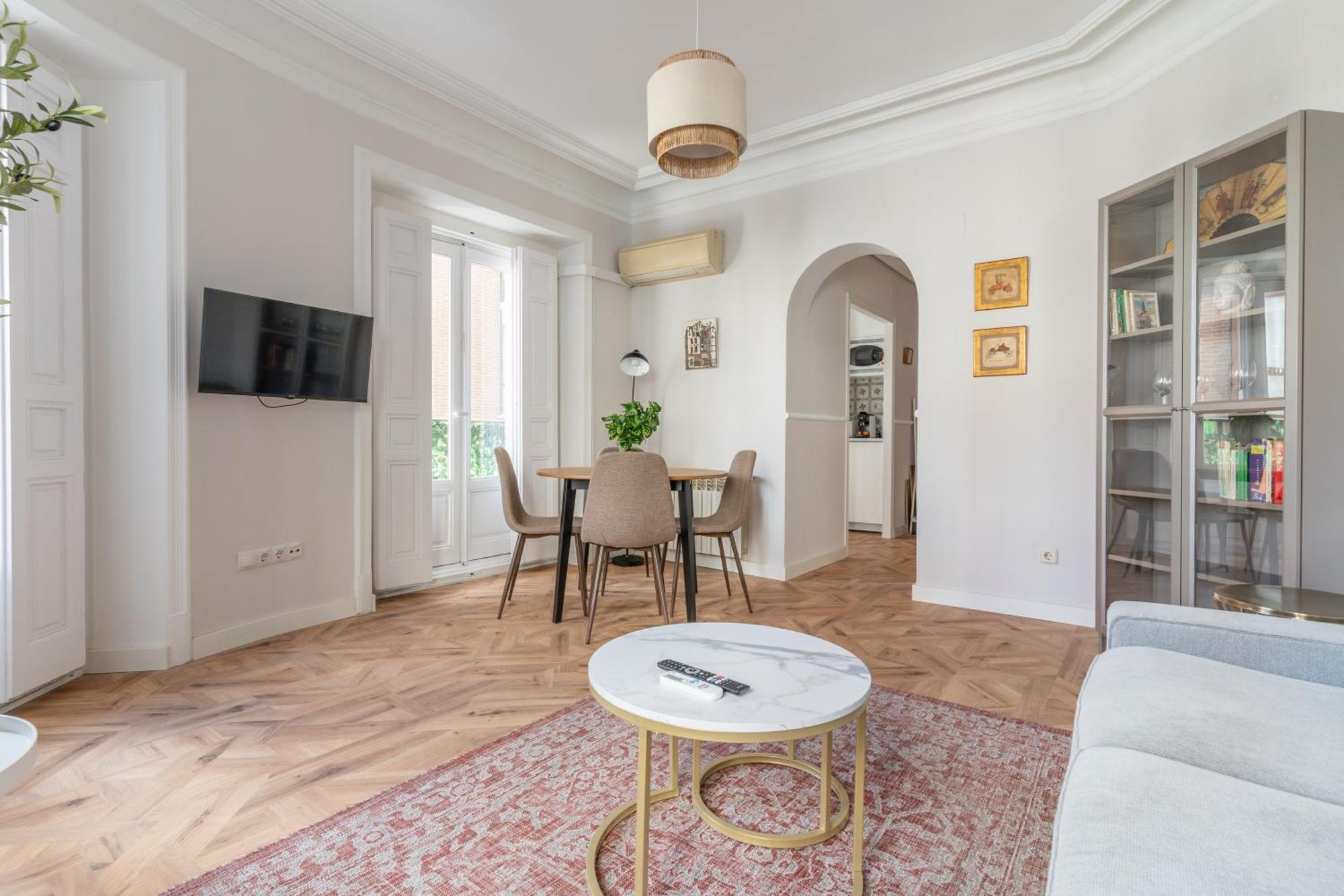 Bright Cozy-2bedrooms 1bath-anton Martin *