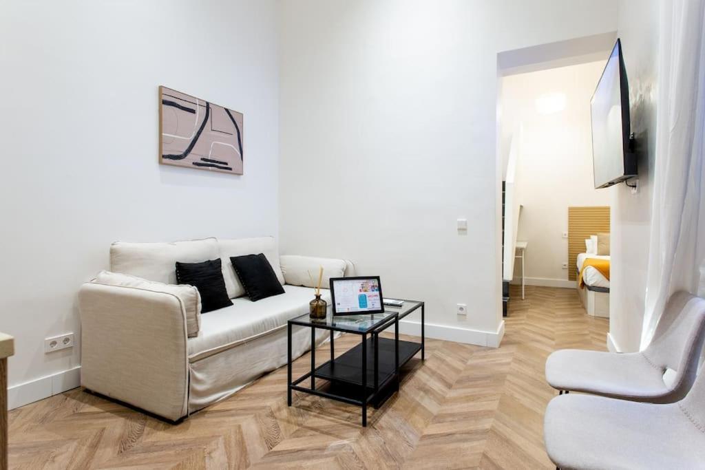 Apartment #5 New Duplex 2 Bedroom Flat In City Center *