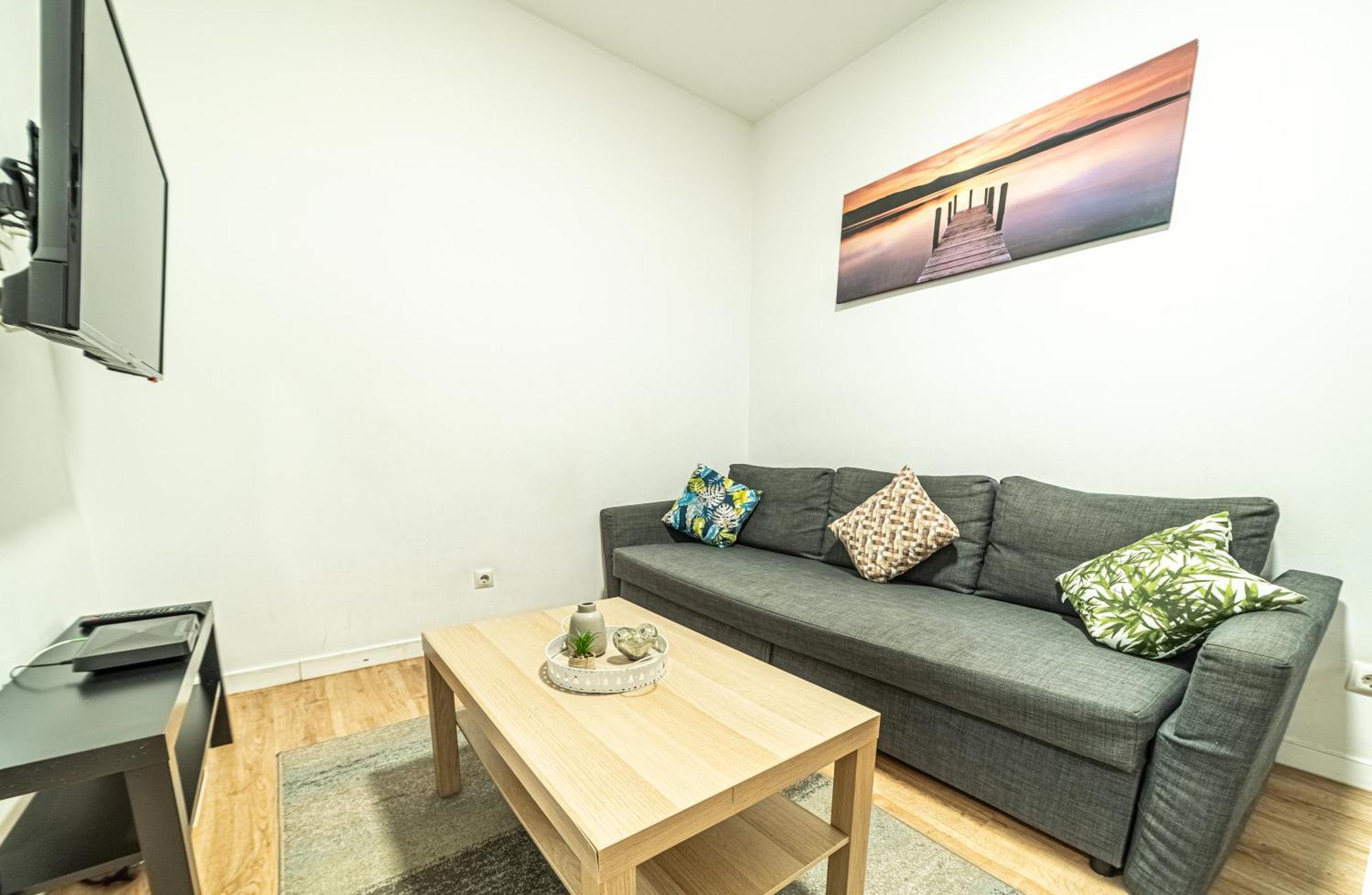 Lejlighed New Flat , Modern , Wifi, 10min Sol, 5 Reina Sofia
