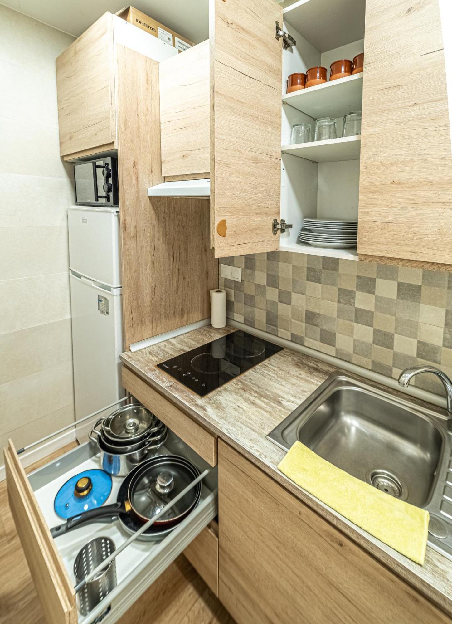 New Flat , Modern , Wifi, 10min Sol, 5 Reina Sofia Lejlighed *