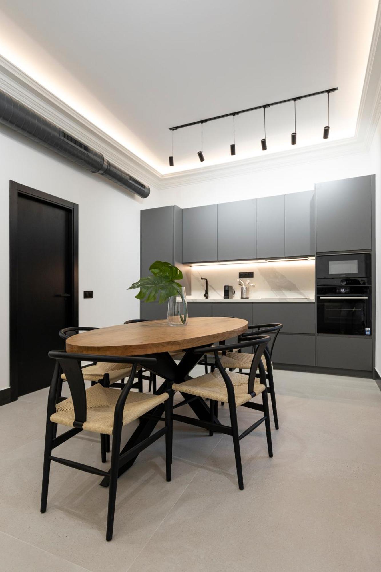 Luxury Almagro 2bd-3bth By Madrid4you Apartment *
