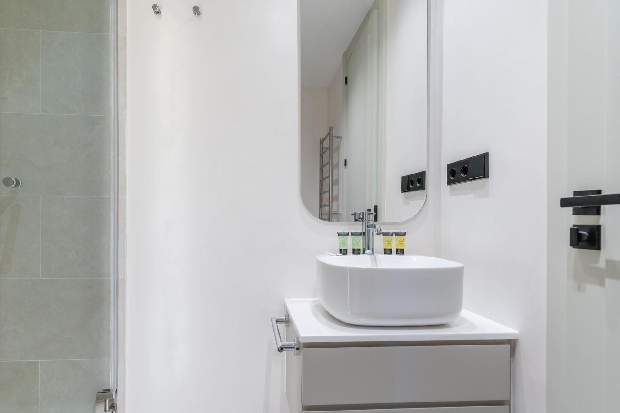 Amazing With Views To Colon-2bdr 2bths Madrid