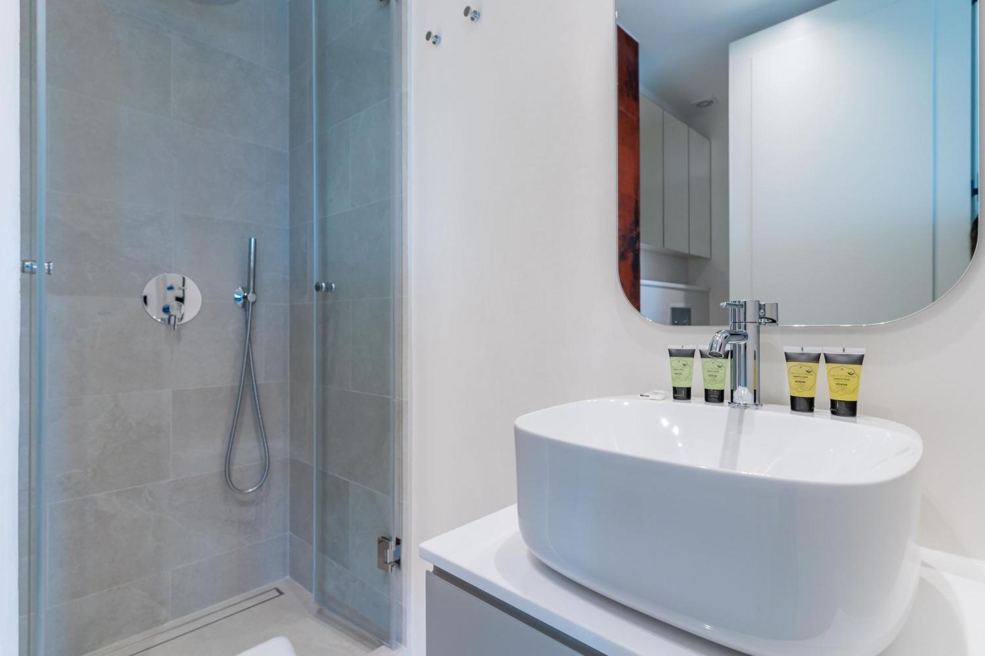 Amazing With Views To Colon-2bdr 2bths * Madrid