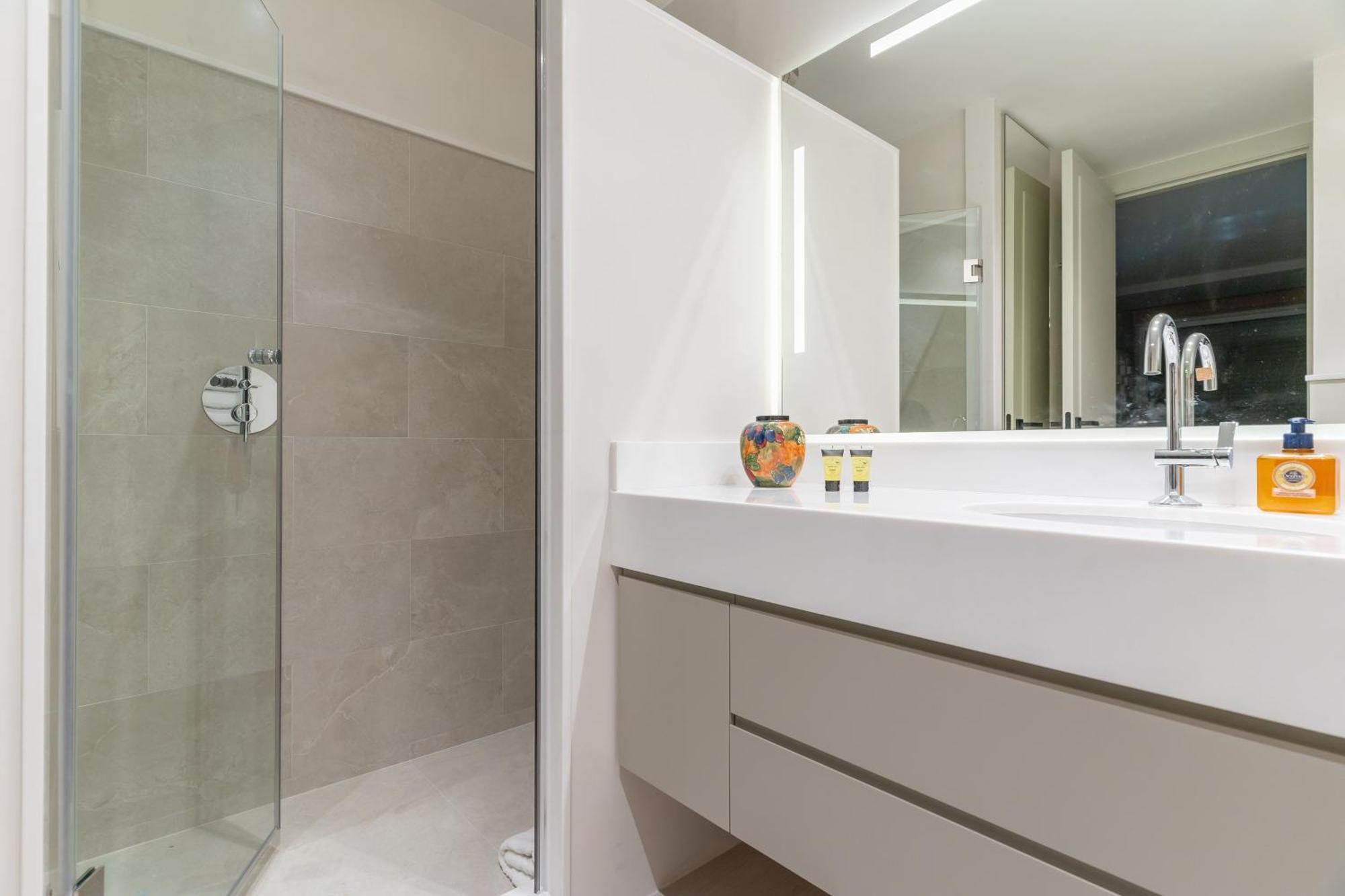 Amazing With Views To Colon-2bdr 2bths * Madrid