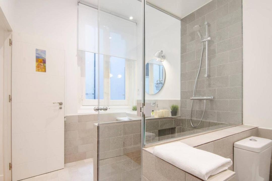 Renovated And Modern- 3bd 2bth- Anton Martin Apartment *