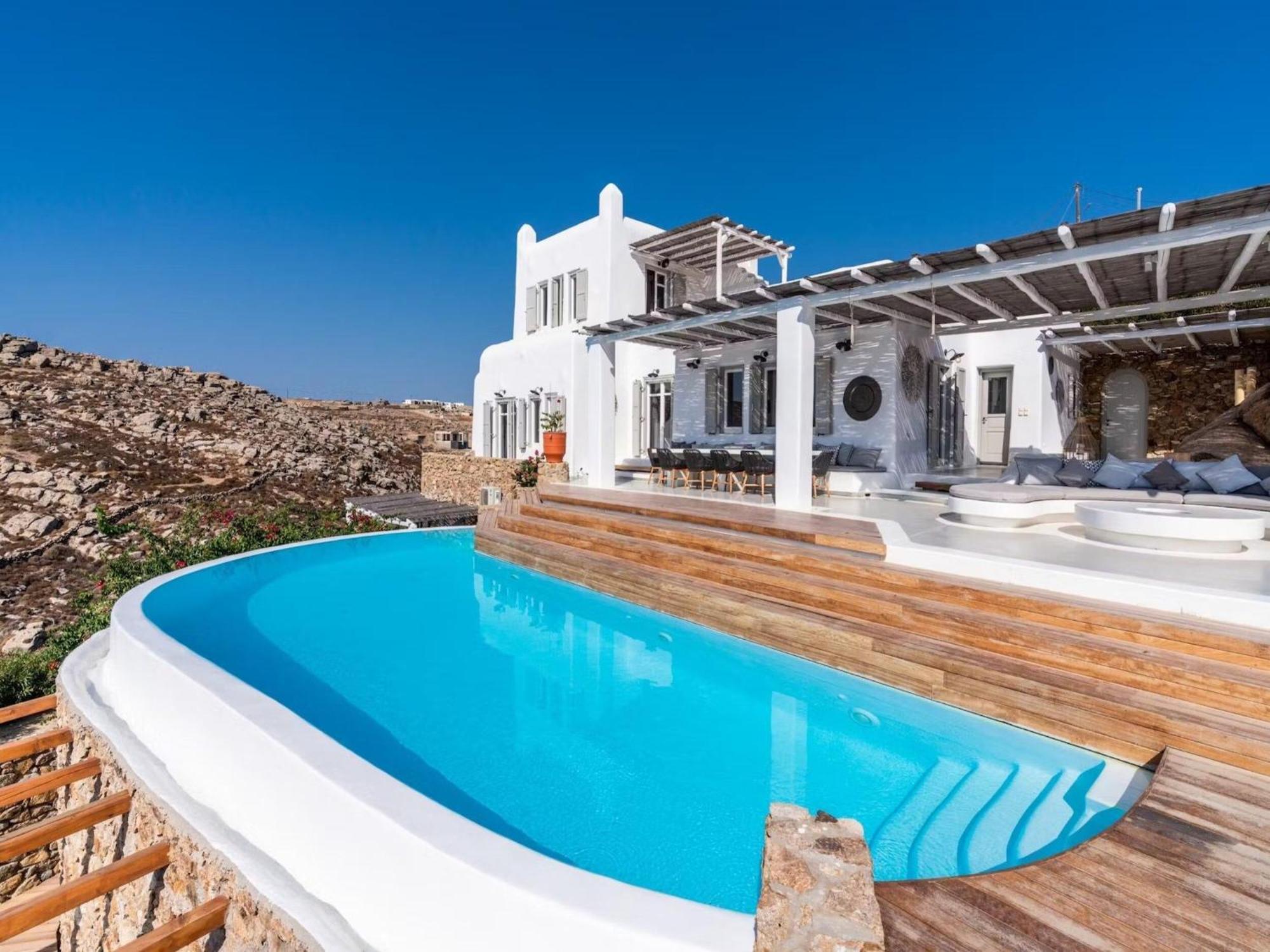 Stunning Surrounded By Lush Greenery * Madri