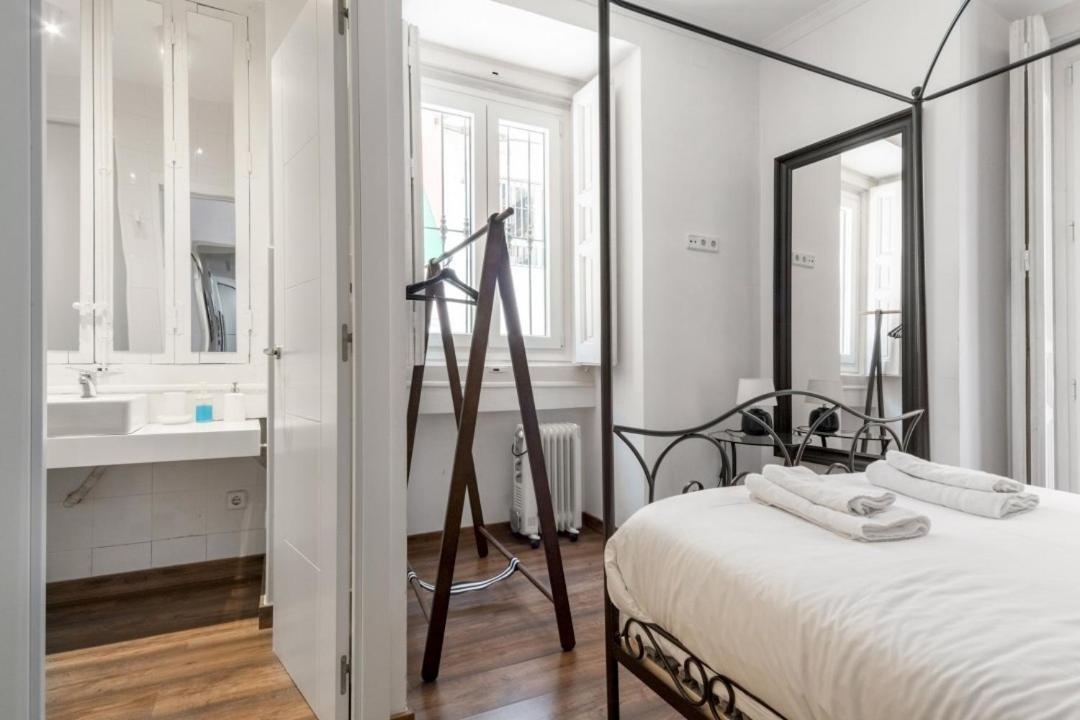2 Bedrooms 2 Bathrooms Furnished - Malasana - Bright Stylish - Mintystay Apartment Madrid