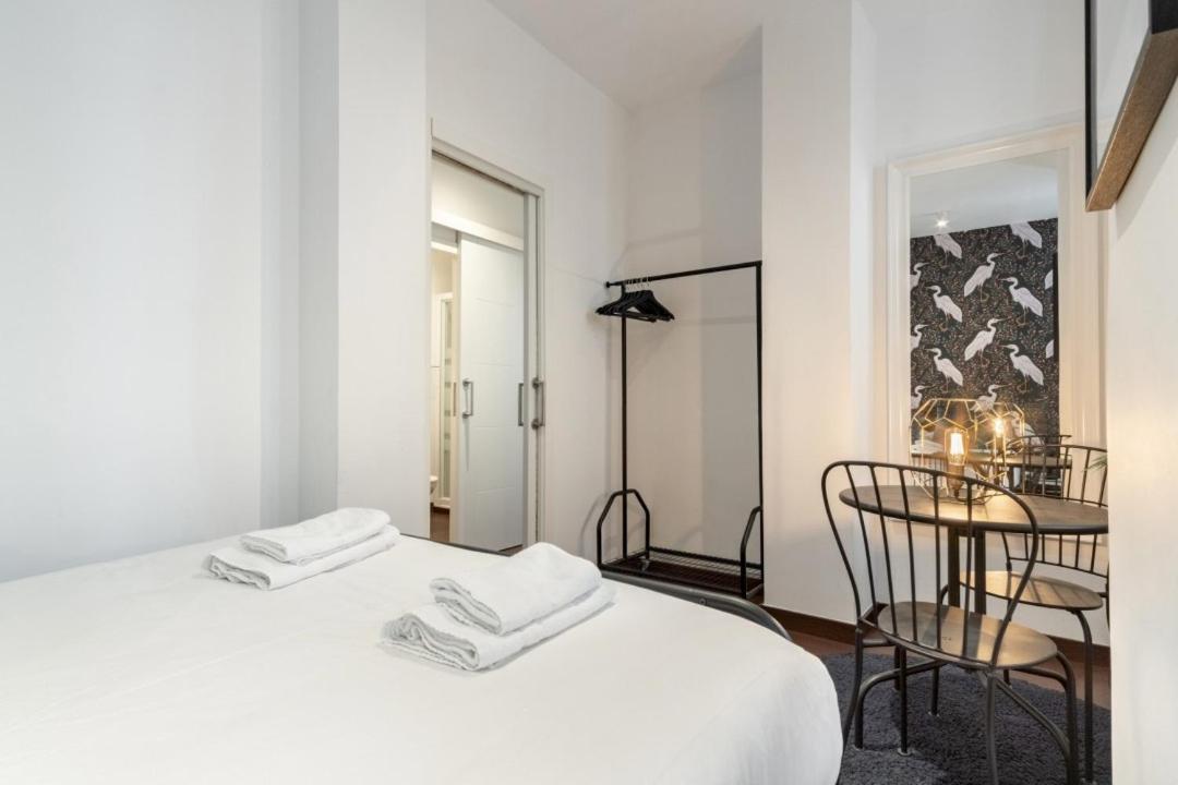 2 Bedrooms 2 Bathrooms Furnished - Malasana - Bright Stylish - Mintystay Apartment Madrid