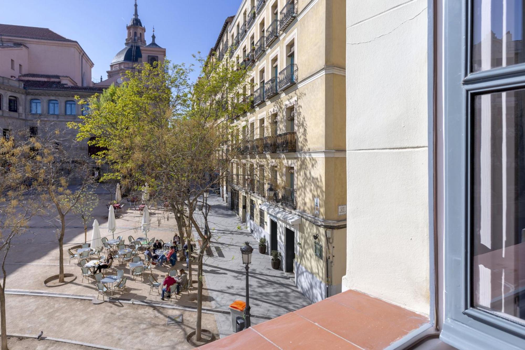 Precioso En La Plaza De La Paja Latina