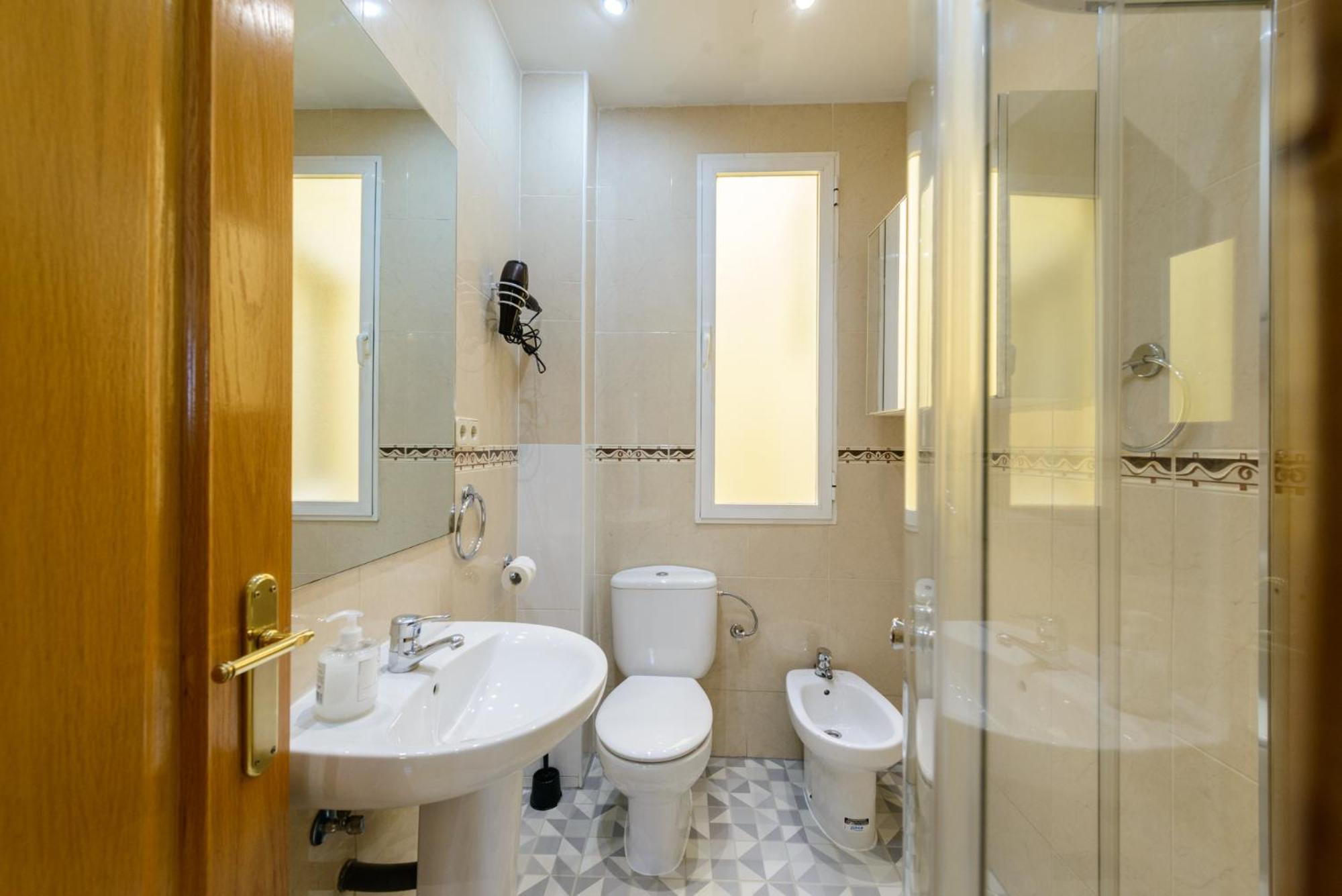 Apartamento Amplio Piso En Centro Con Vistas Al Templo De Debod Madrid