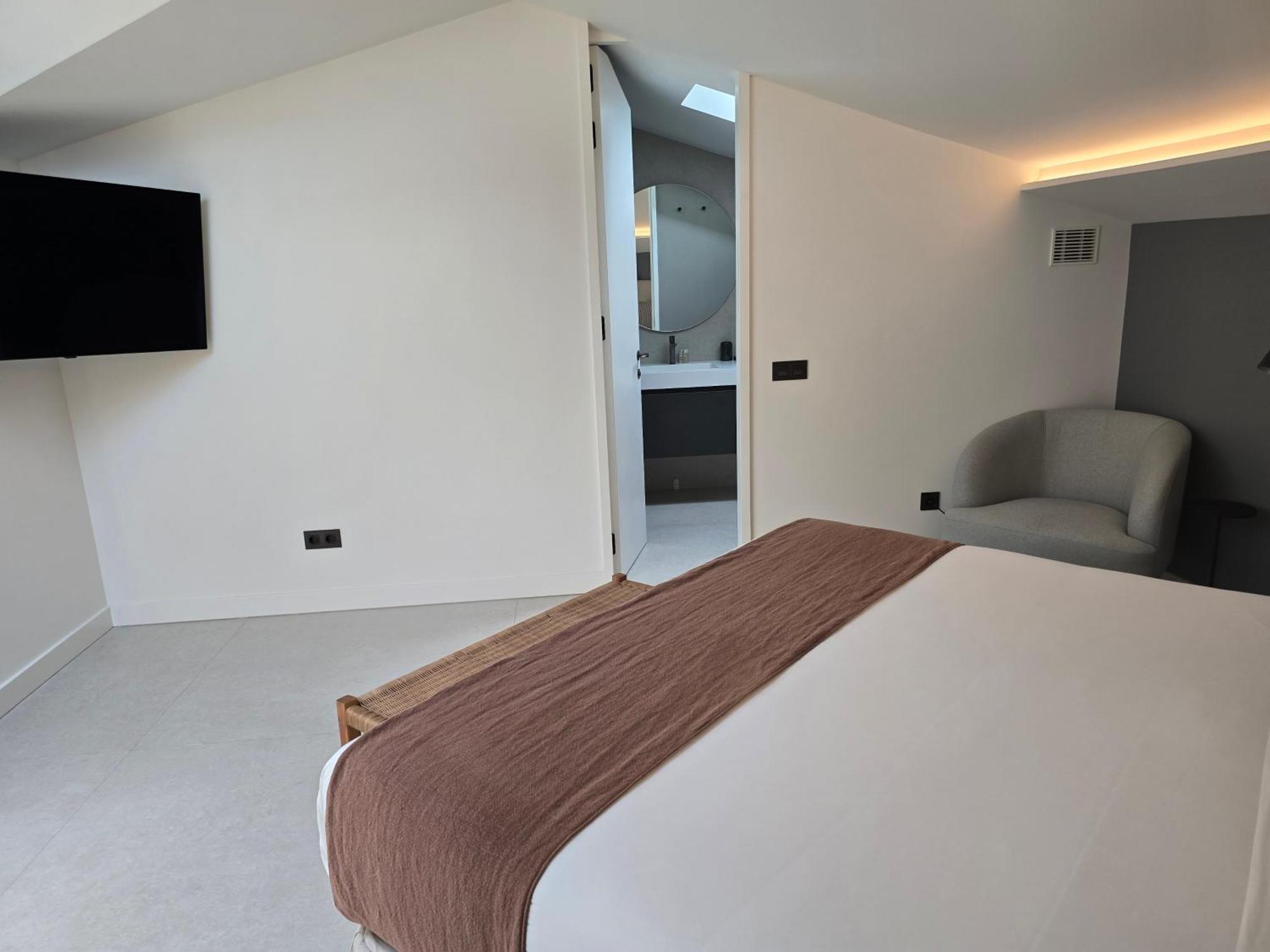 Luxury 3bdr Central Location *