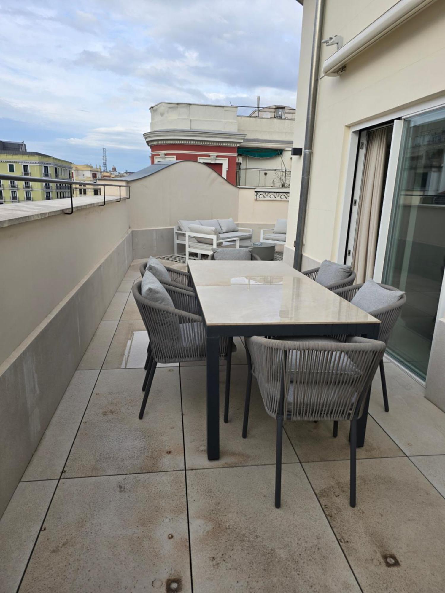 Luxury 3bdr Central Location Apartment *