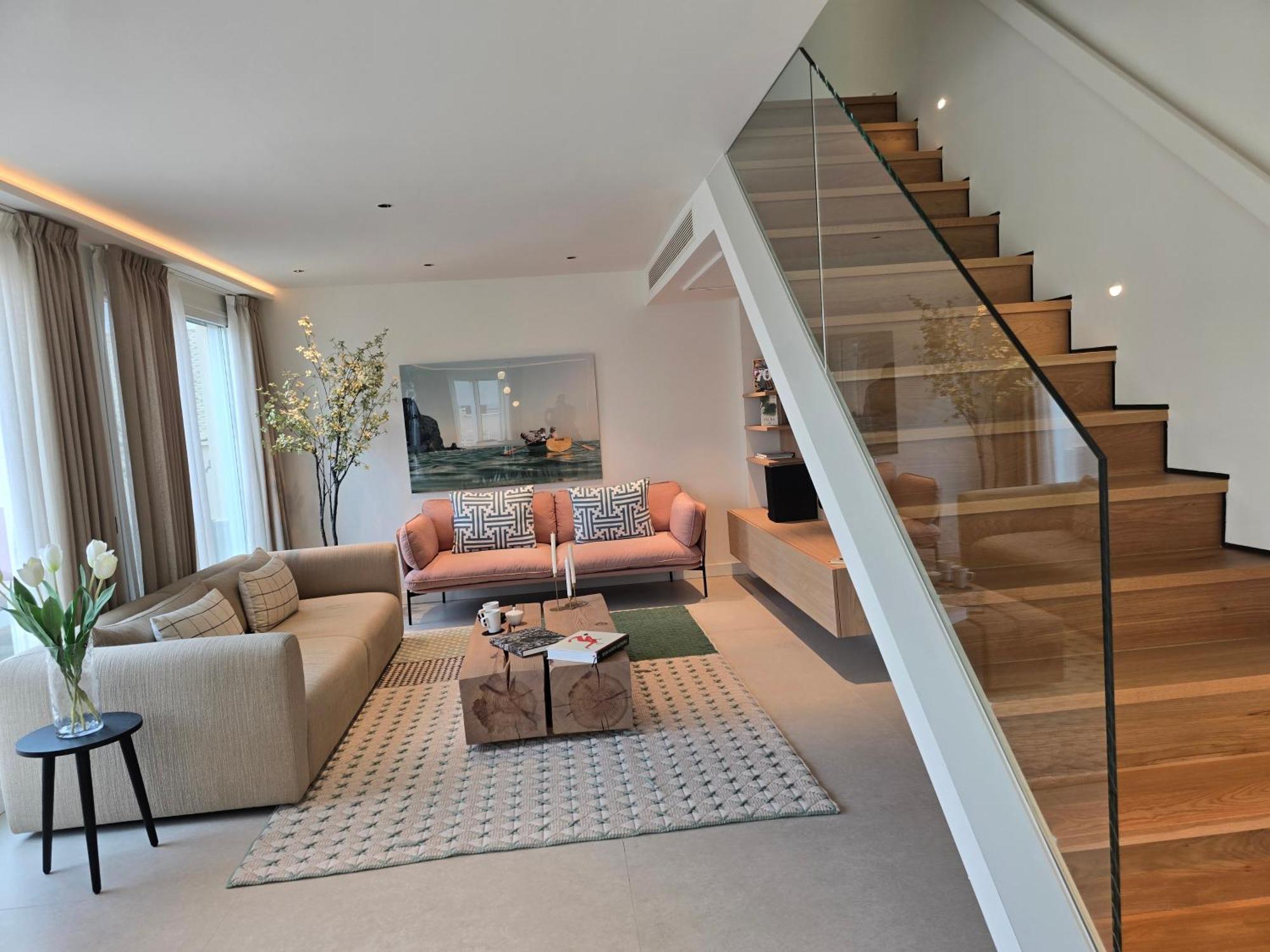Luxury 3bdr Central Location *