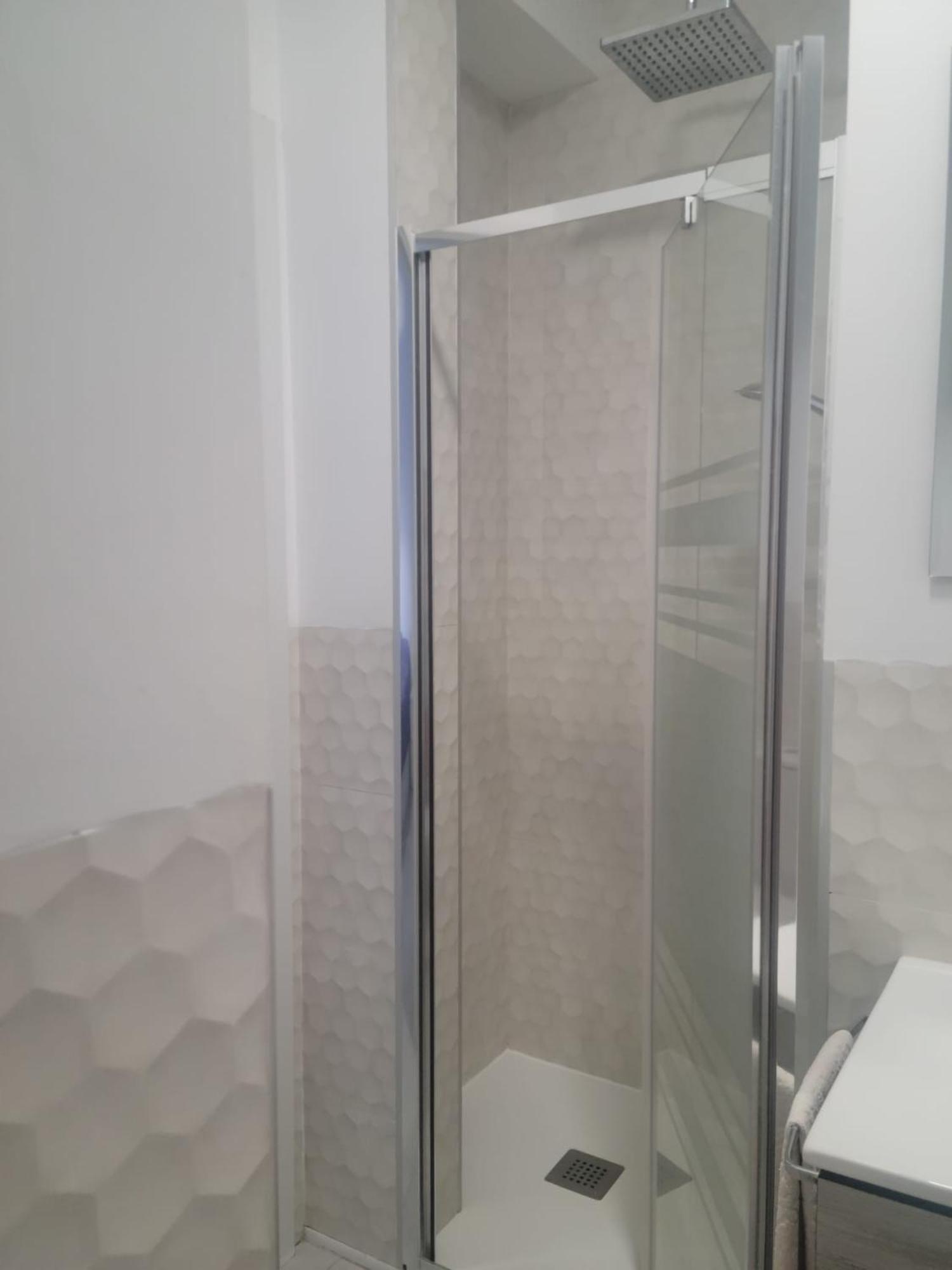 250m Chamartin, 250m Plaza Castilla, 3 Stops Bernabeu Apartment *