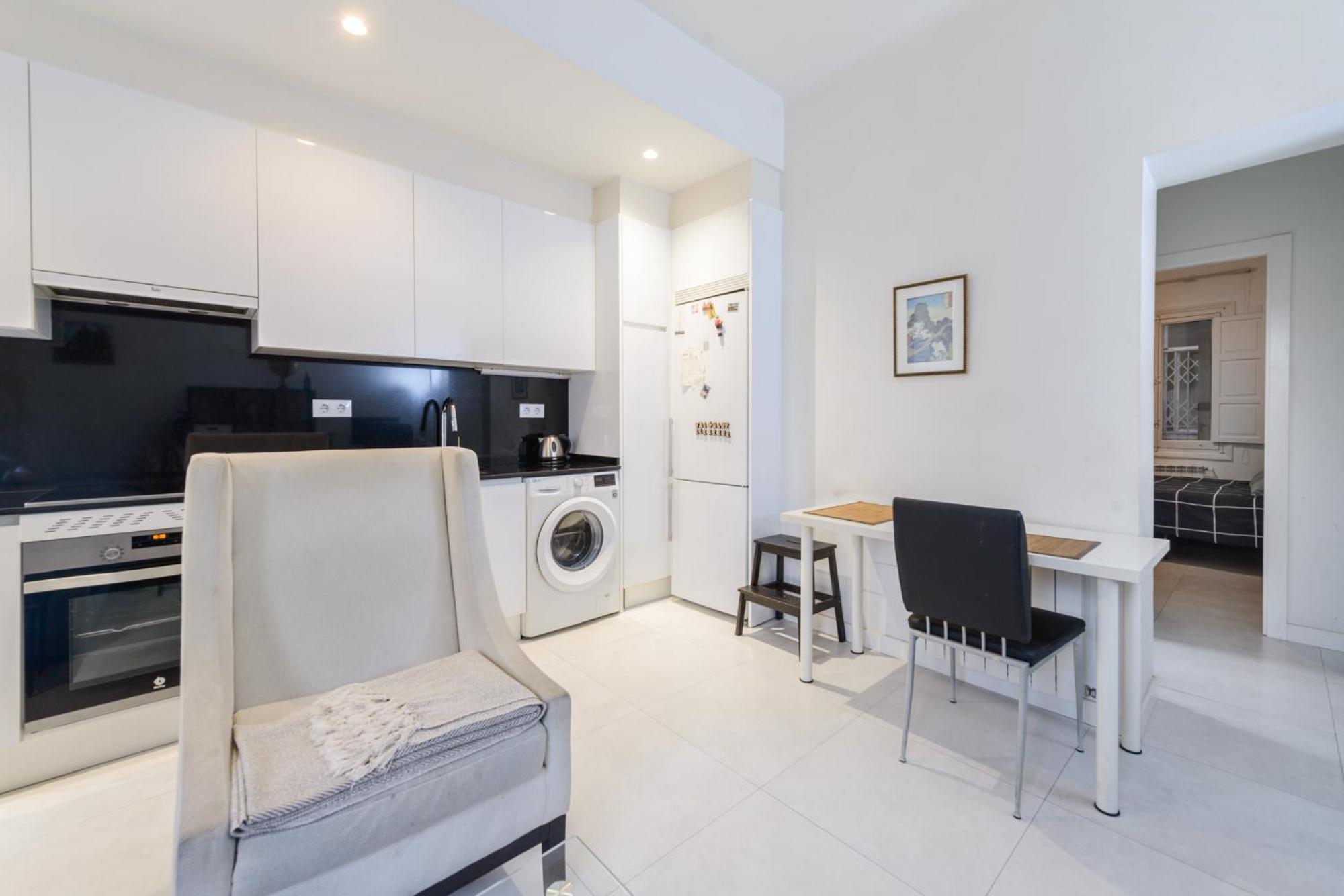 Modern In Goya With Balcony - Retiro Park Apartment