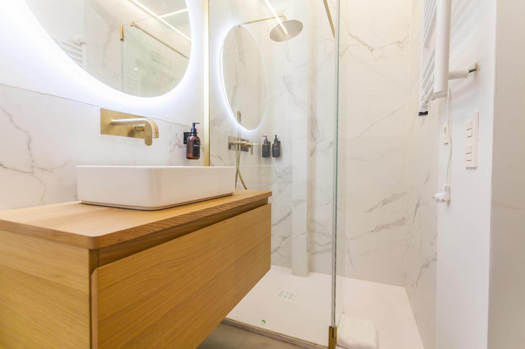Guernica Luxury Duplex - Location, Light, And Art Madri
