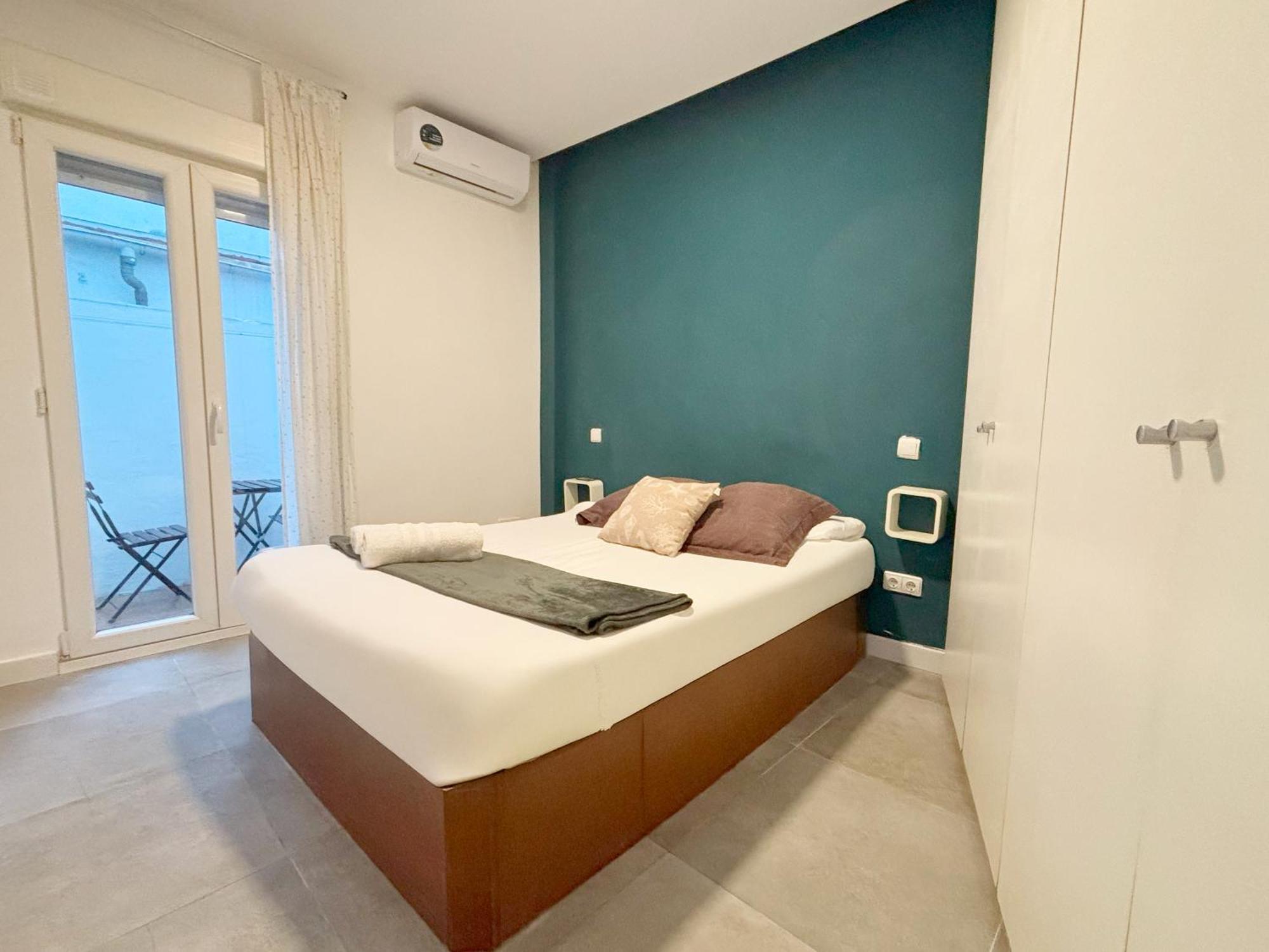 Apartamento Luminoso, Con Patio Y Buena Zona