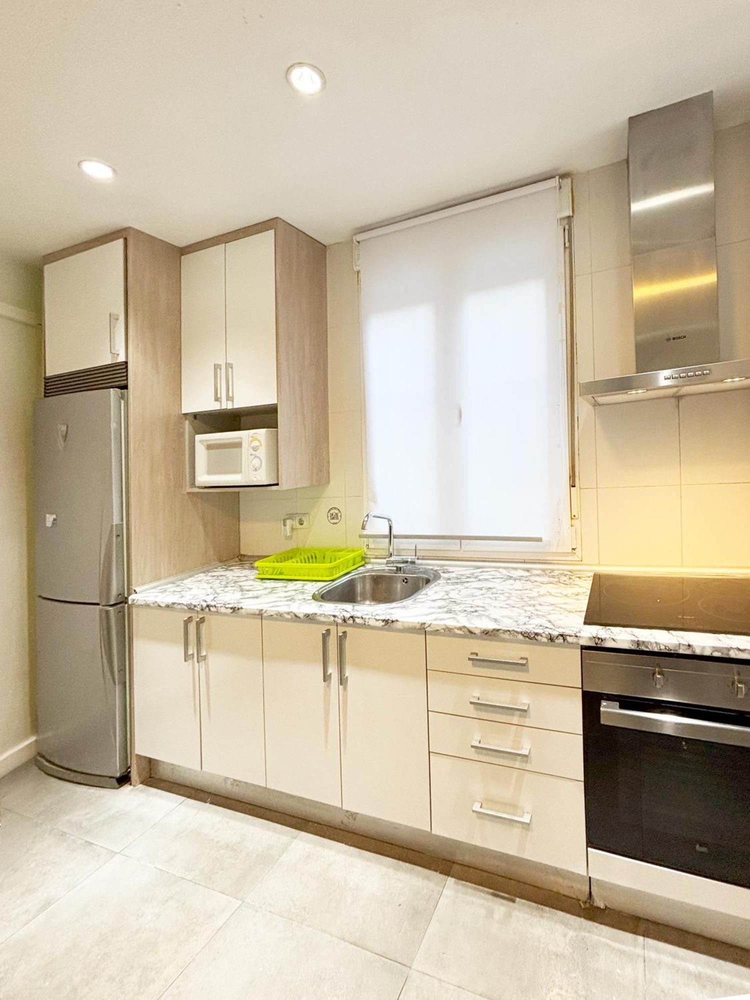 Apartamento Luminoso, Con Patio Y Buena Zona *