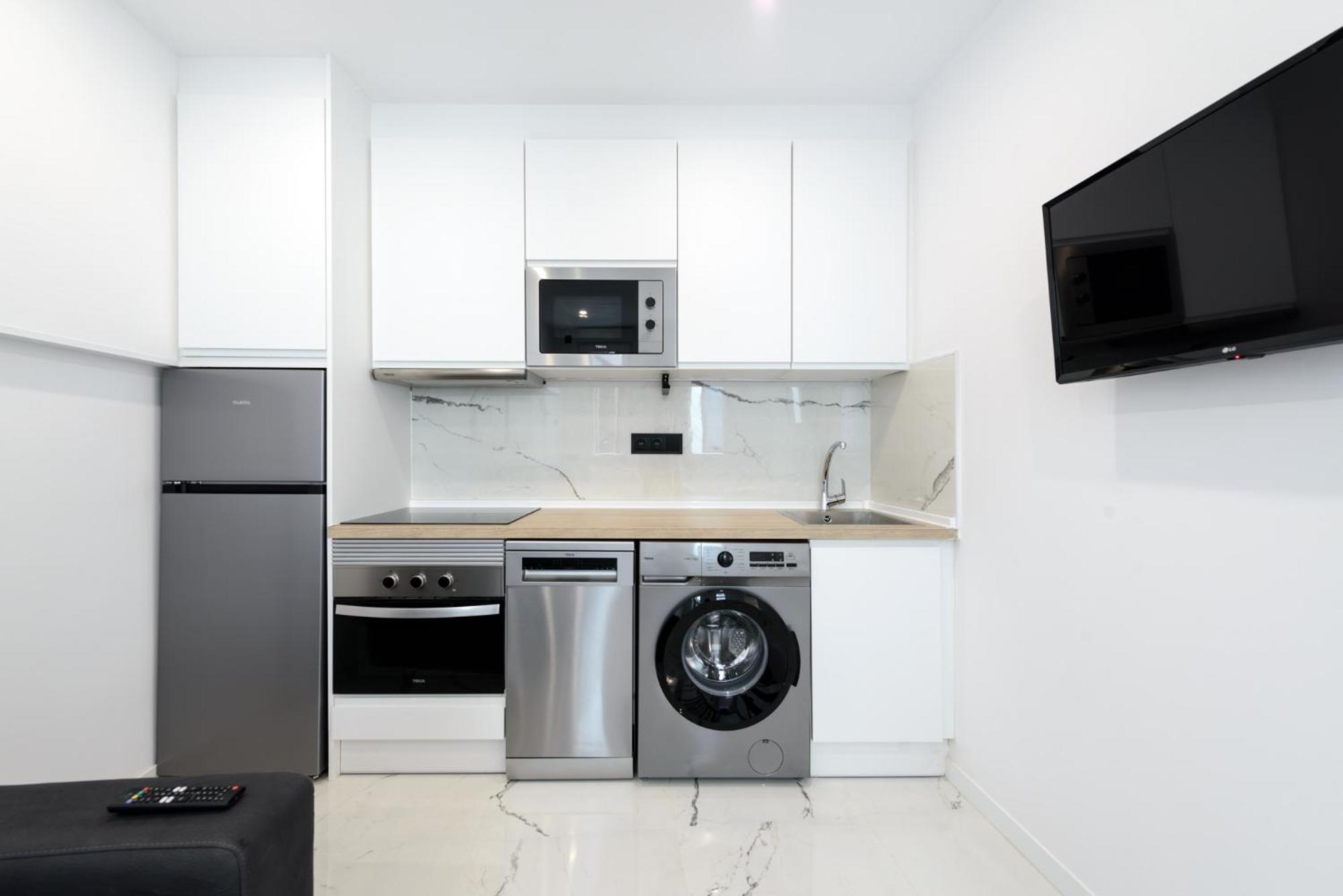 New Elegante, 2br And 1bth *