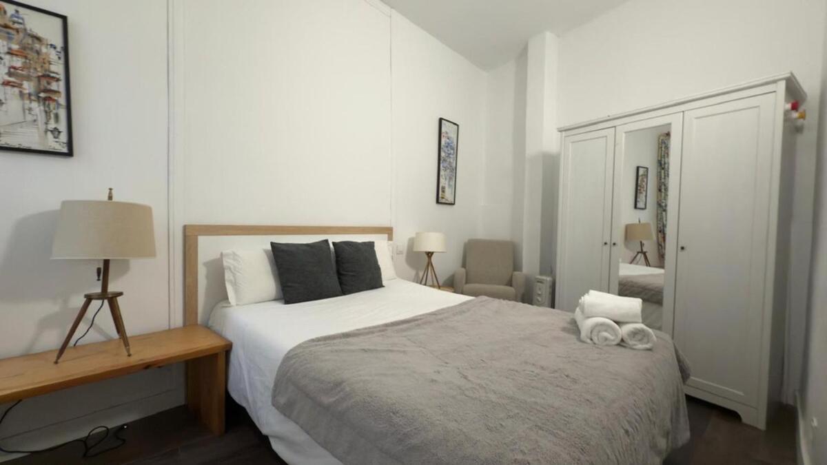 Centrally Located In 2i Apartment